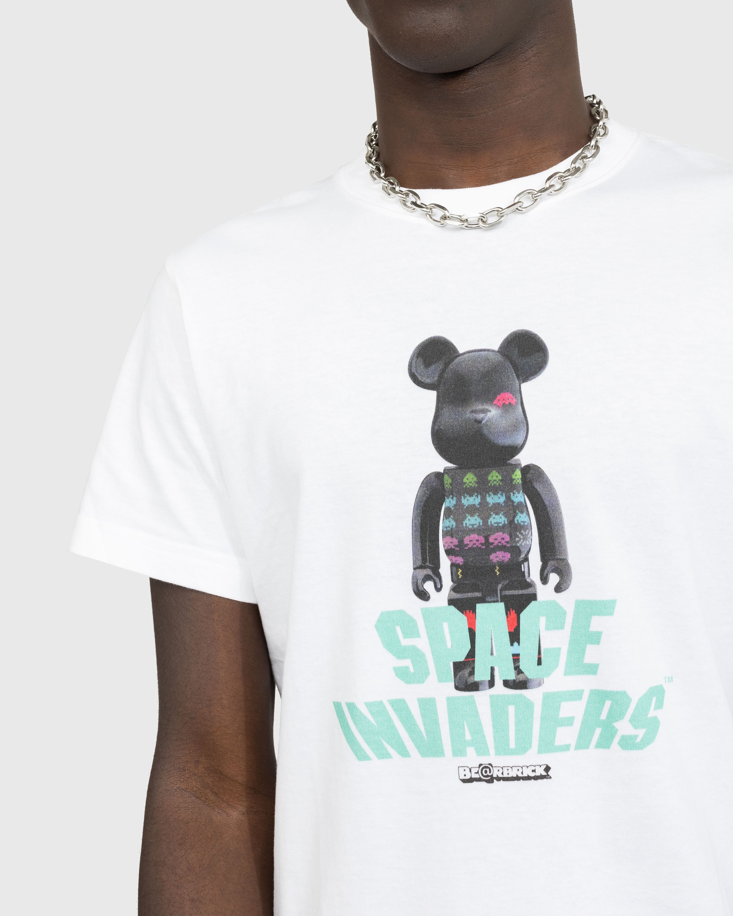 Medicom - Space Invaders Be@rtee White - Clothing - White - Image 4