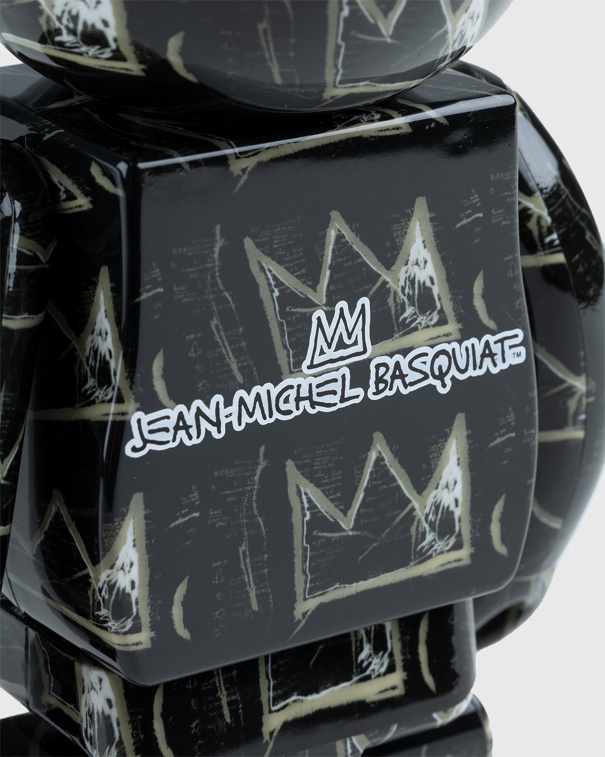 Medicom - Be@rbrick Jean-Michel Basquiat #8 100% and 400% Set - Lifestyle - Black - Image 4