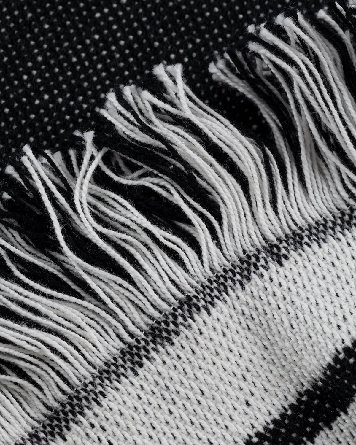 Carhartt WIP - Whisper Woven Blanket Wax Black - Lifestyle - White - Image 4