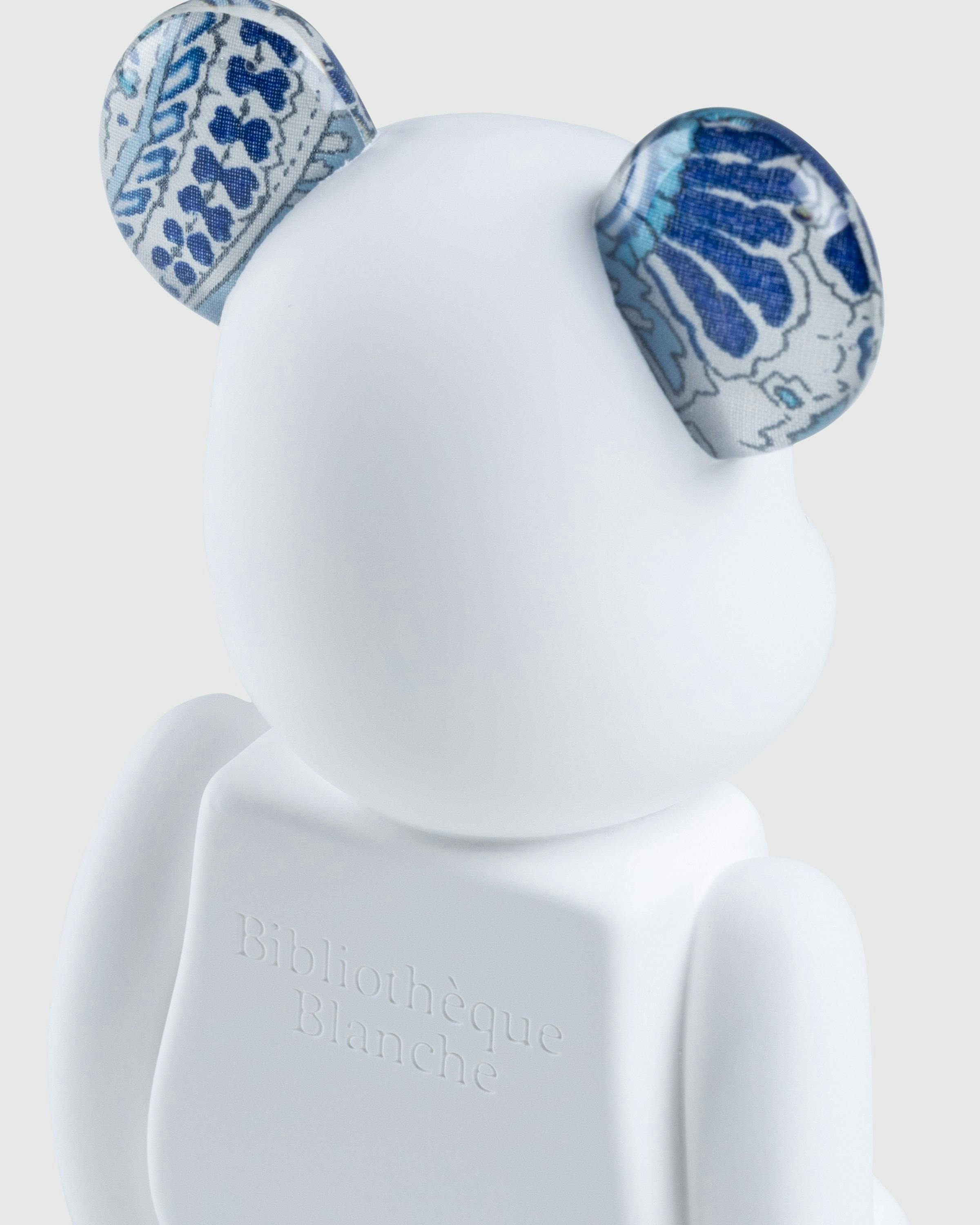 Medicom - Be@rbrick Aroma Ornament No.0 Liberty Fabrics Abbey Road Blue - Lifestyle - Blue - Image 4