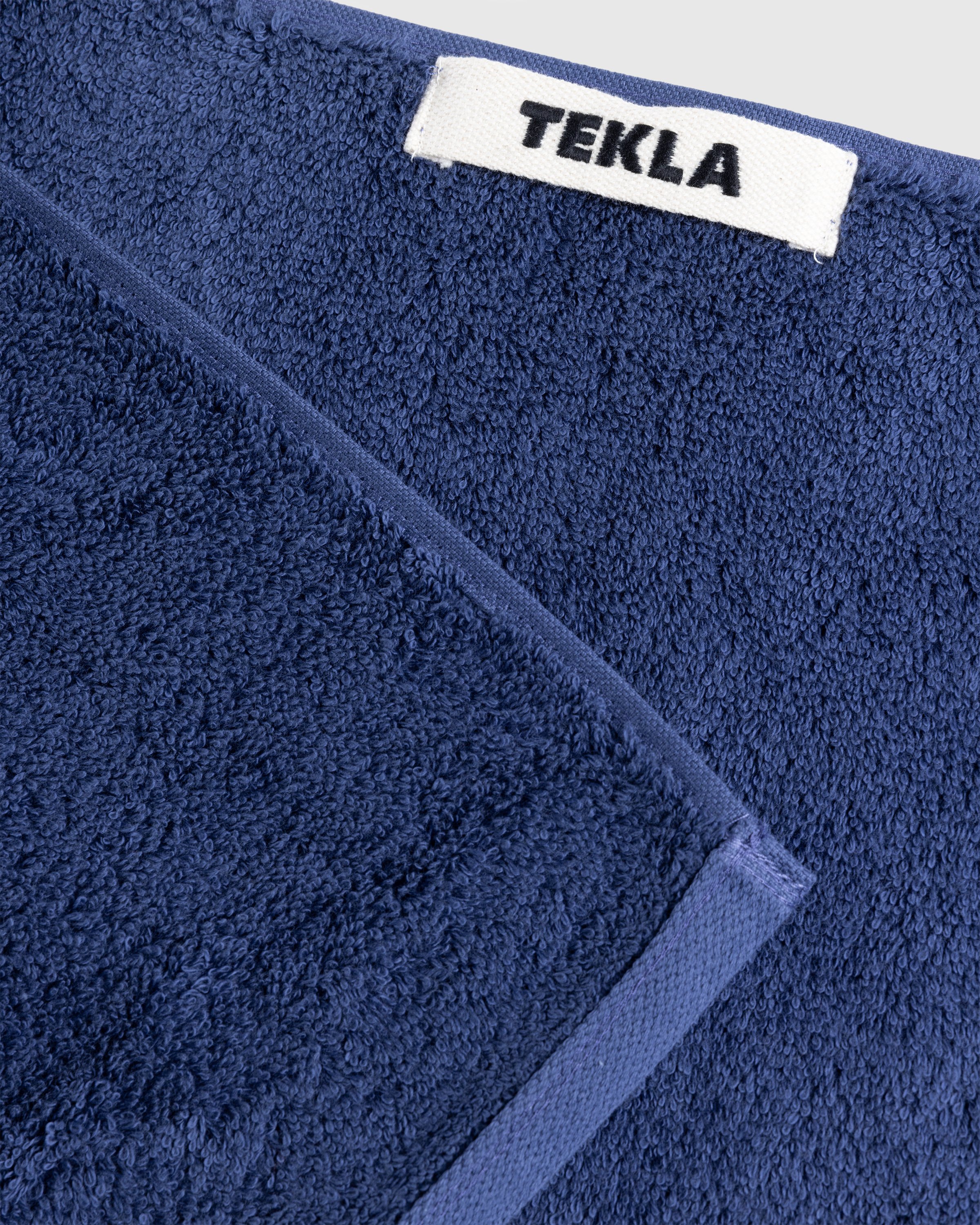 Tekla - Hand Towel 50x80 Navy - Lifestyle - Blue - Image 3
