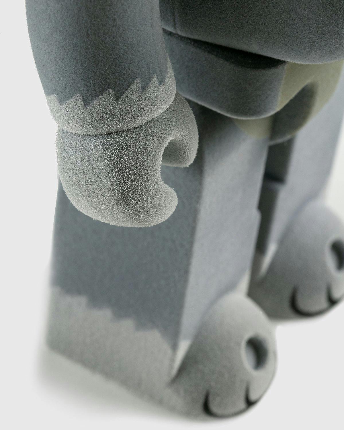 Medicom - Be@rbrick Tom Flocky 100% and 400% Set Grey - Lifestyle - Grey - Image 5