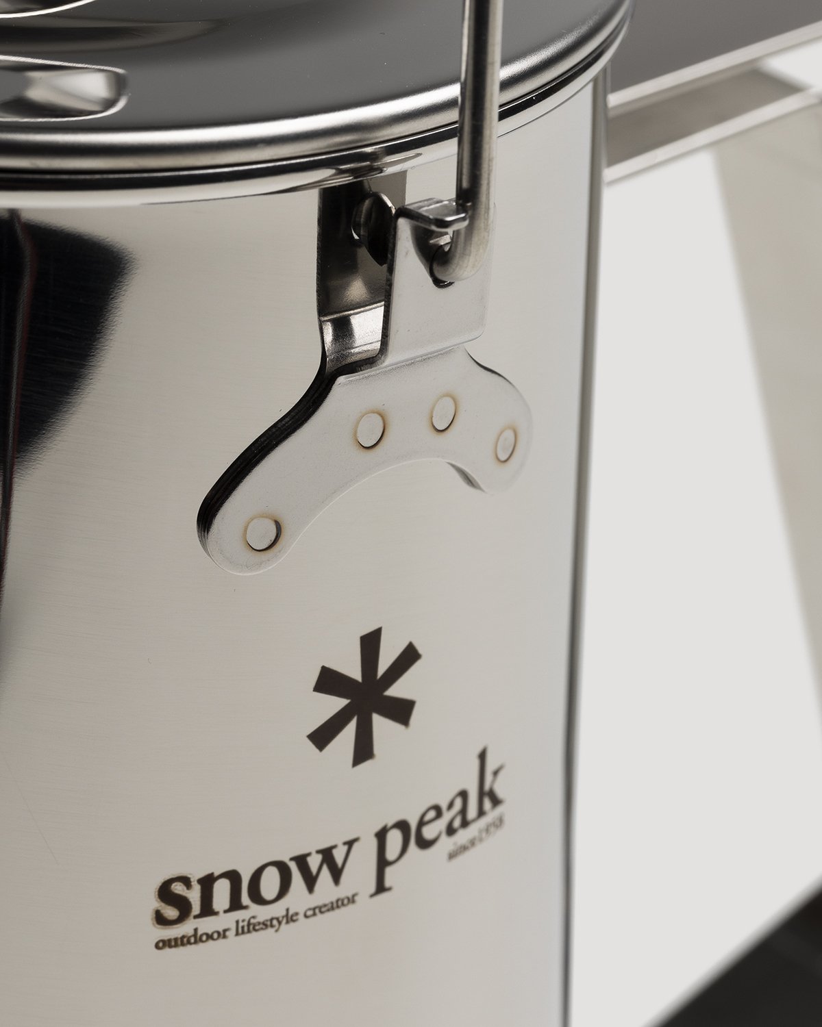 Snow Peak - Classic Kettle 1.8 Silver - Lifestyle - Green - Image 5