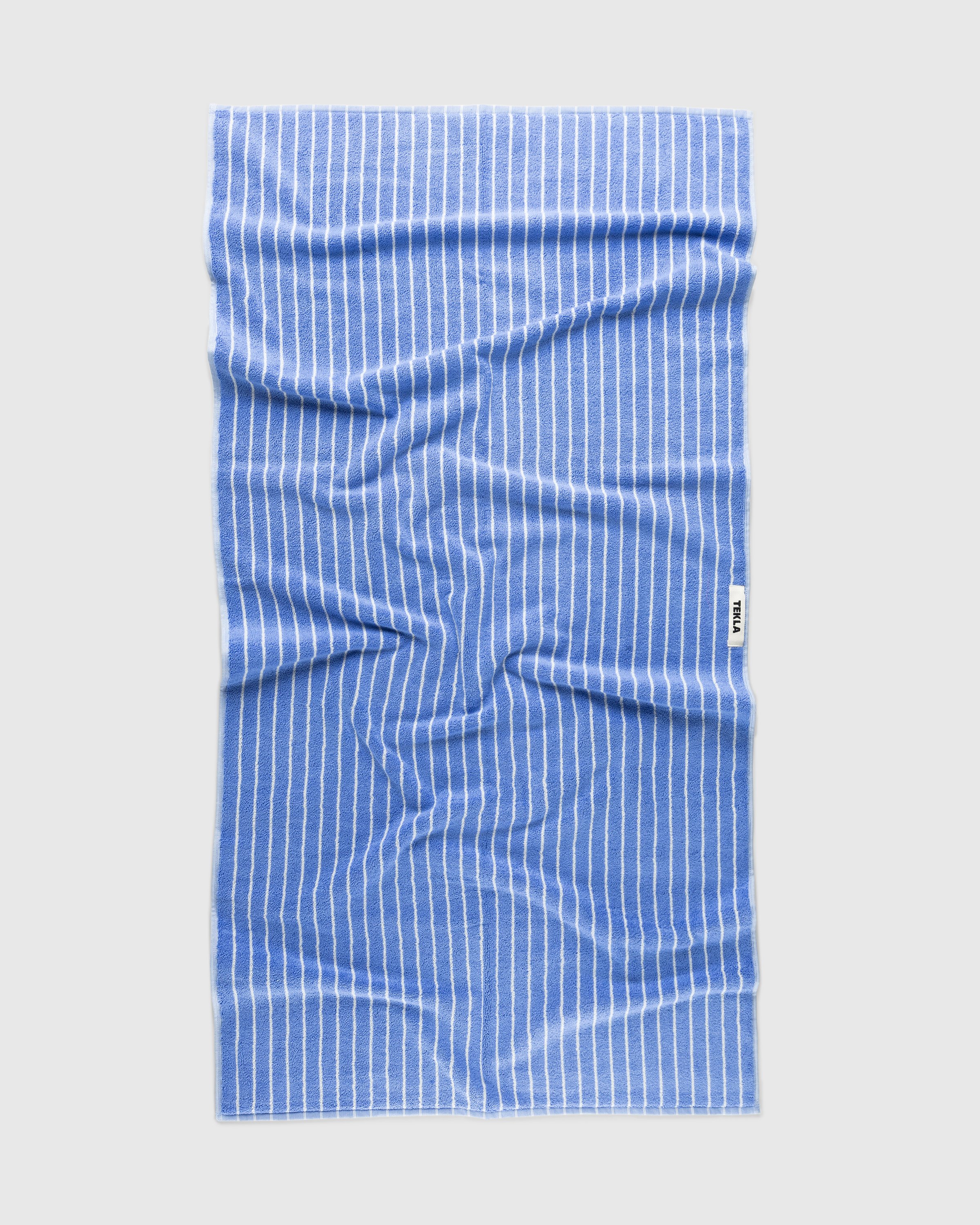 Tekla - Bath Towel 70x140 Clear Blue Stripes - Lifestyle - Blue - Image 1