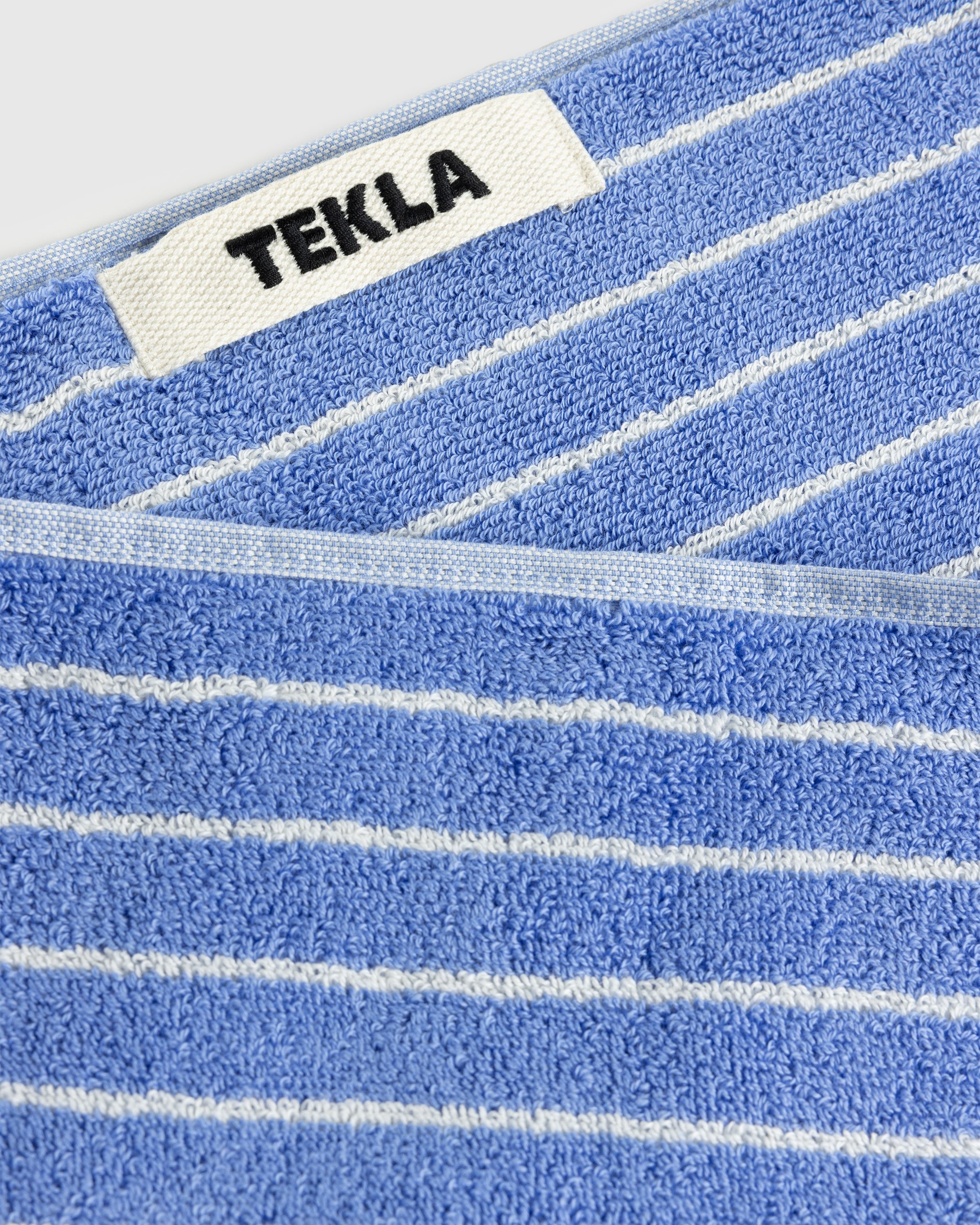 Tekla - Guest Towel 30x50 Clear Blue Stripes - Lifestyle - Blue - Image 3