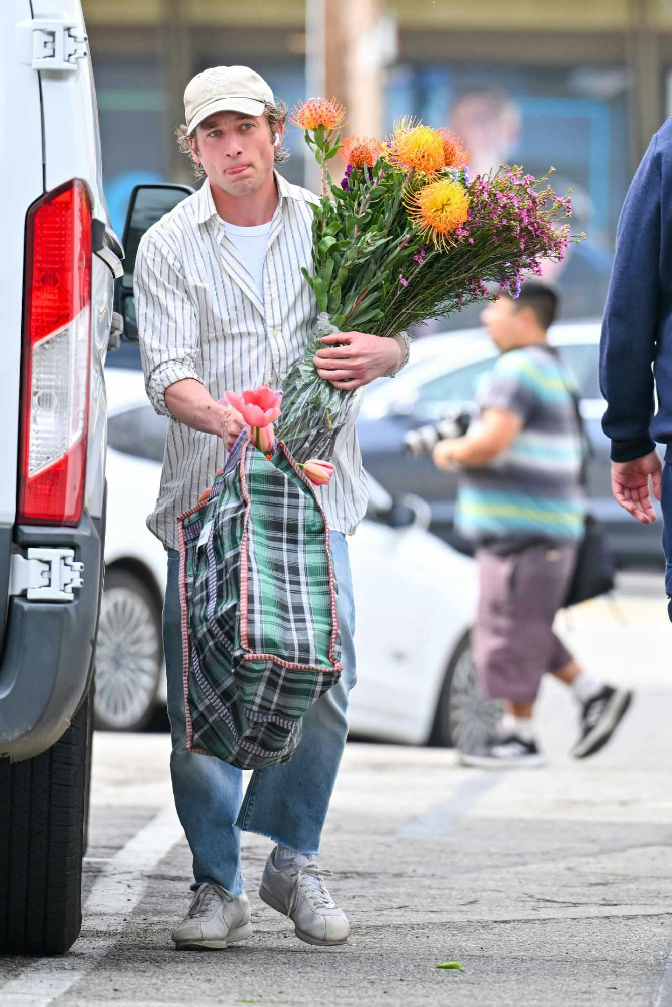 Jeremy Allen White at the farmer's market carrying a tote bag full of flowers