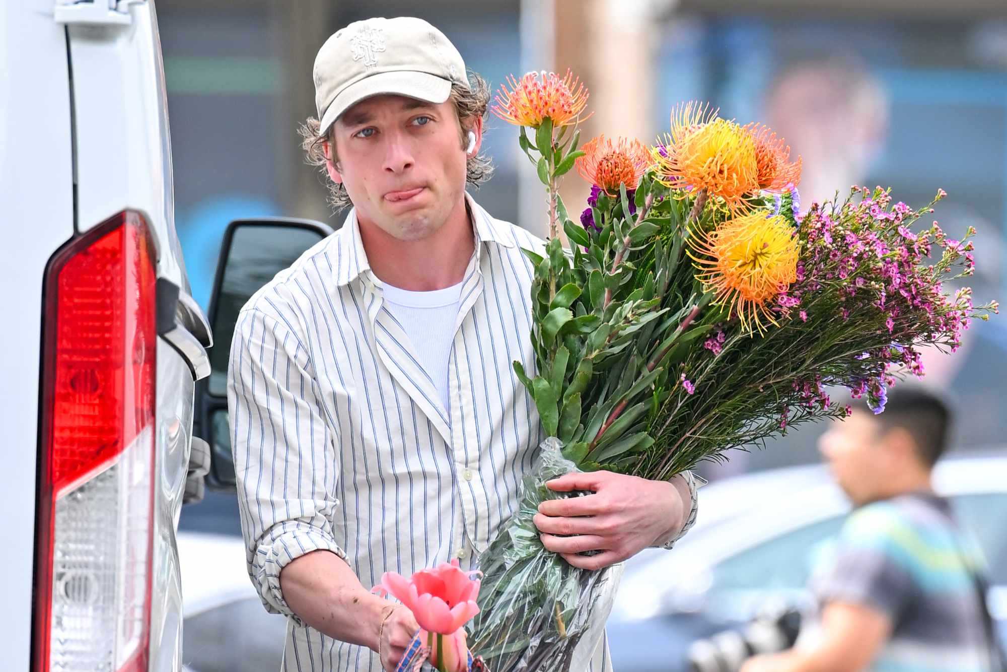 Jeremy Allen White at the farmer's market carrying a tote bag full of flowers