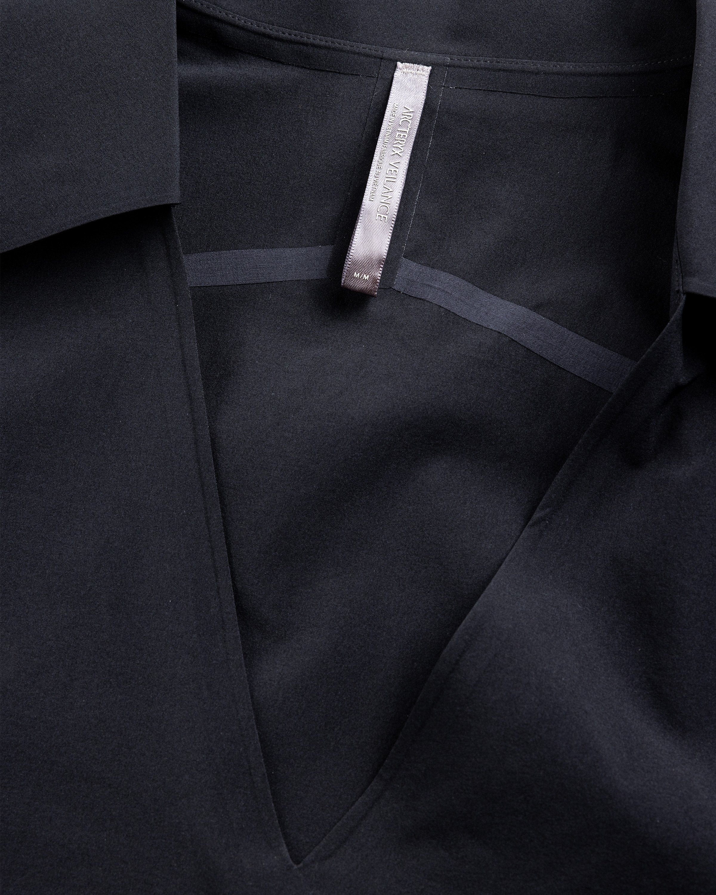 Arc’teryx Veilance - EAVE VNECK SHIRT Black - Clothing - Black - Image 6