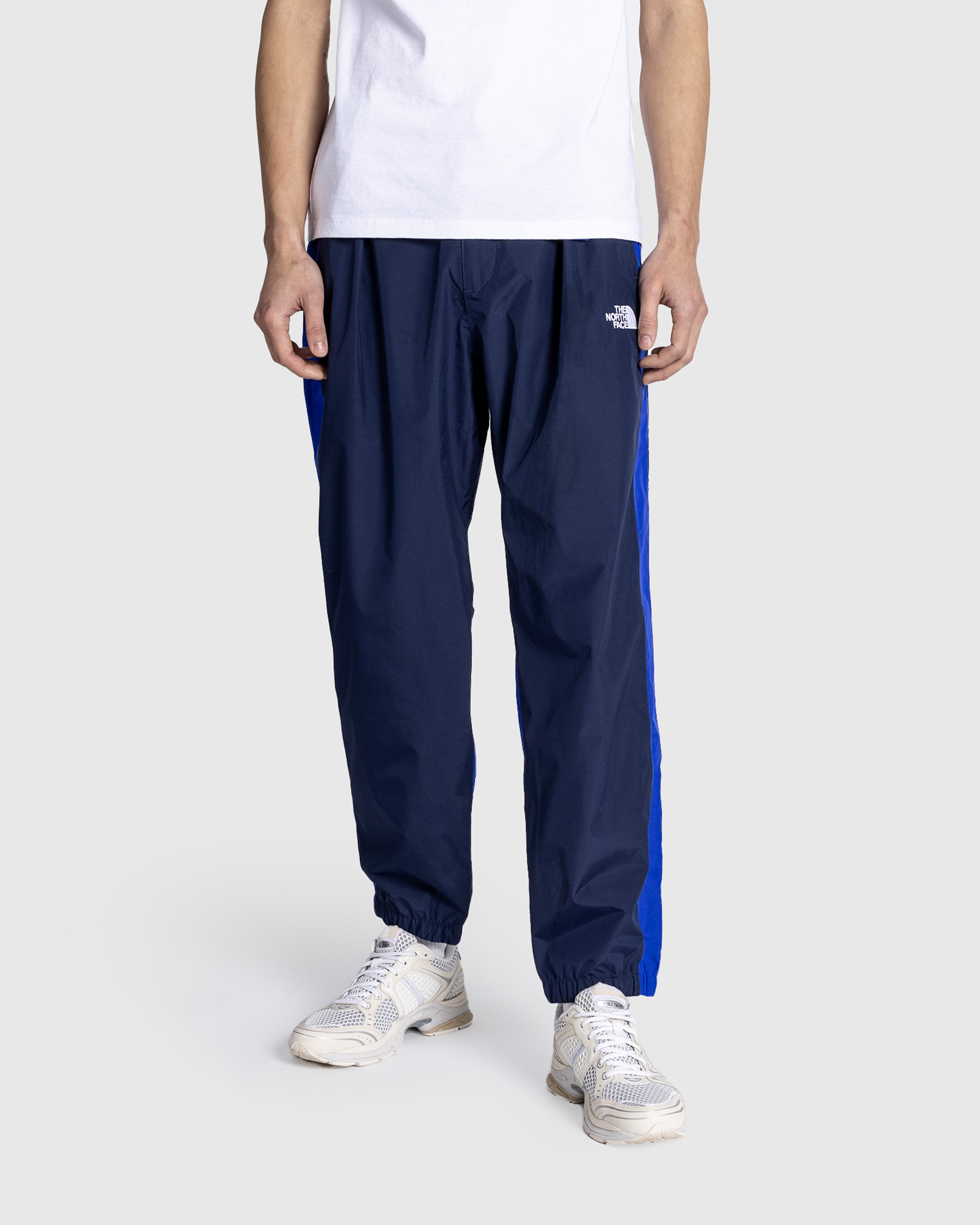 The North Face - M GTX CASUAL PANTS - AP SUMMIT NAVY/TNF BLUE - Clothing - Blue - Image 2