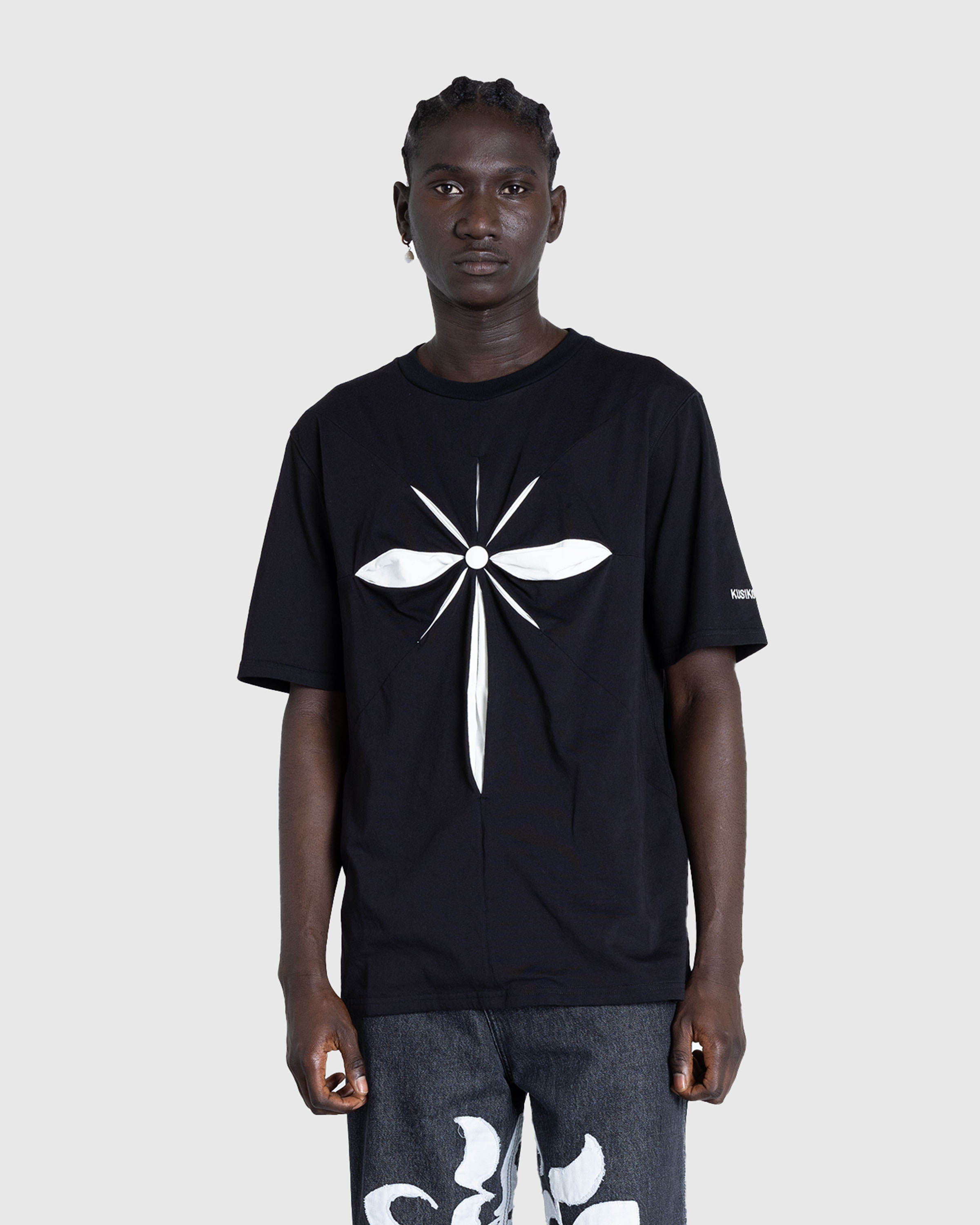 KUSIKOHC – Origami T-Shirt Black/White Alyssum - Tops - Black - Image 2