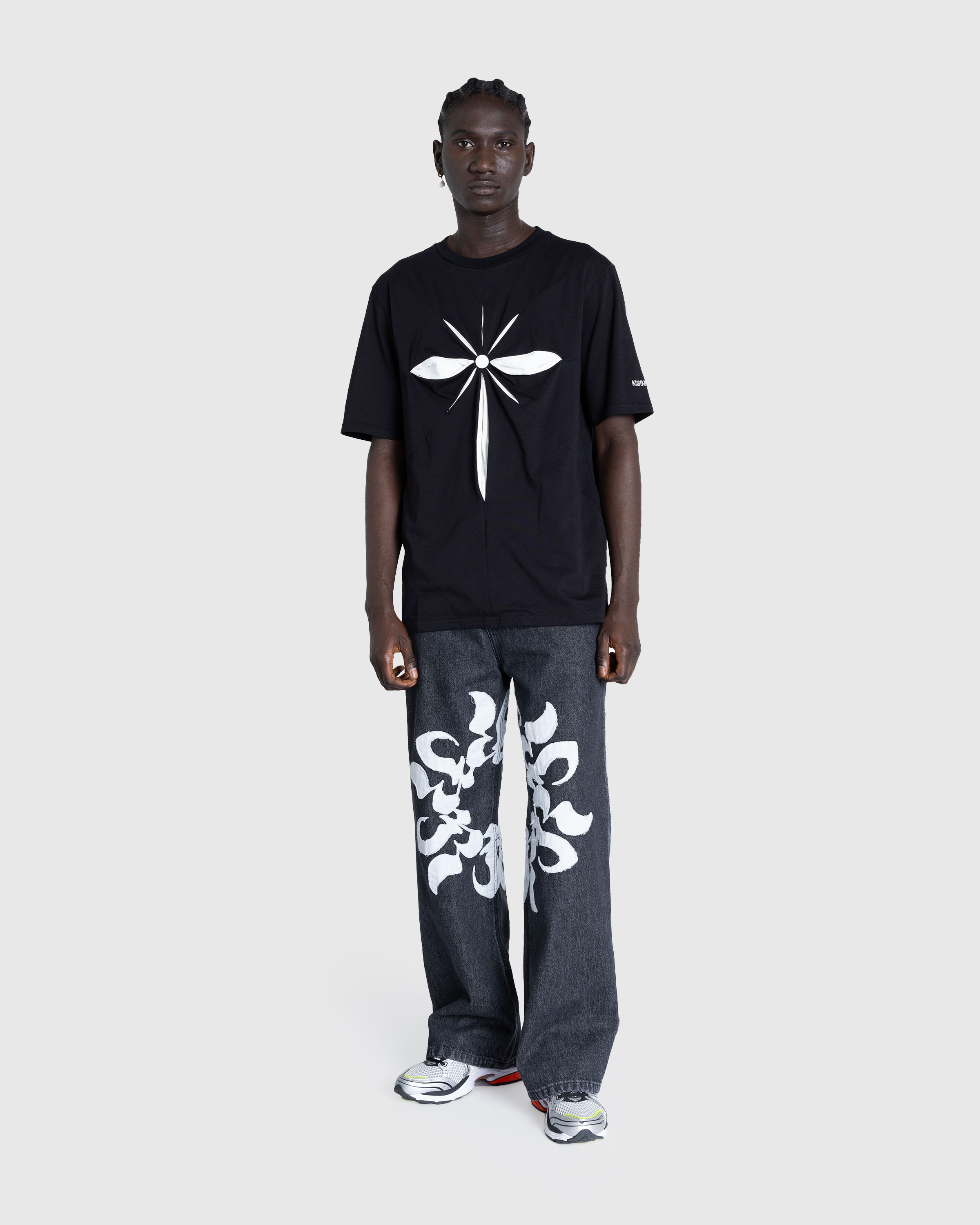 KUSIKOHC – Origami T-Shirt Black/White Alyssum - Tops - Black - Image 3