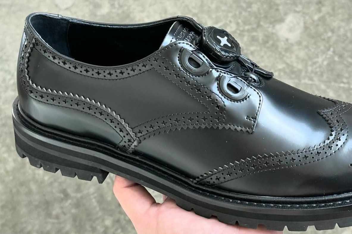 Tombogo x Esenes black leather shoe collab