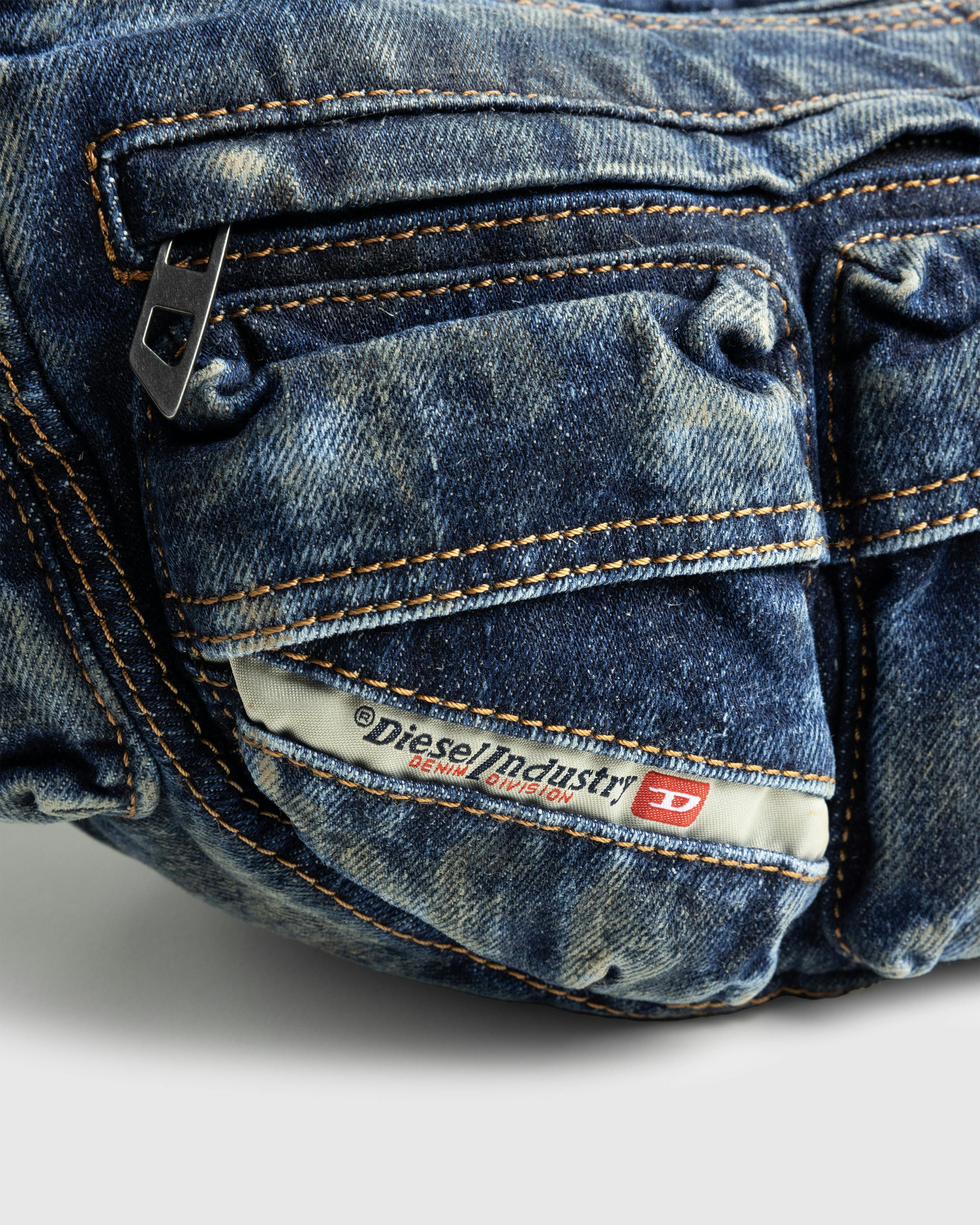 Diesel – Re-Edition Travel 3000 Shoulder Bag Indaco - Duffle & Top Handle Bags - Blue - Image 4