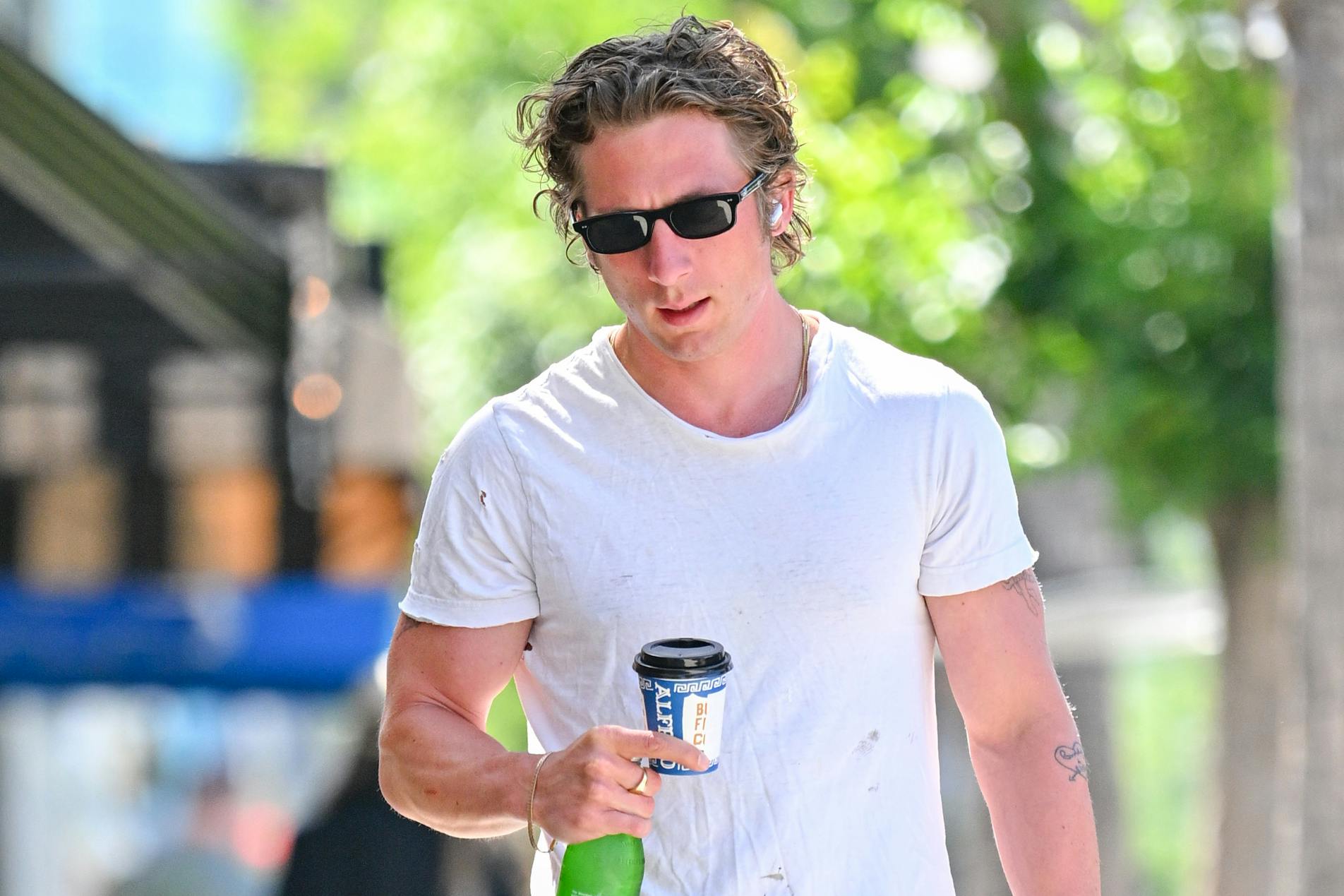 Jeremy Allen White wearing adidas slides