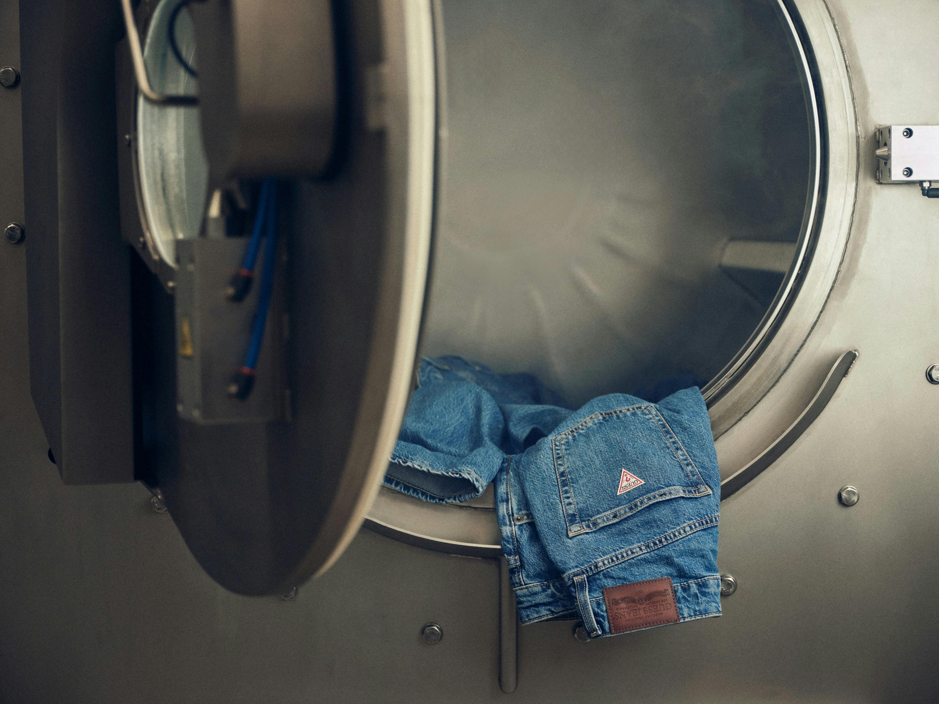 GUESS JEANS DEBUTS AIRWASH