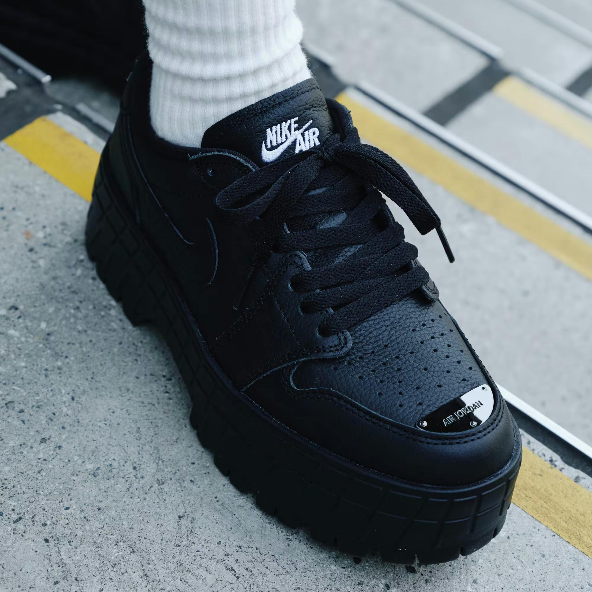 black nike air jordans womens