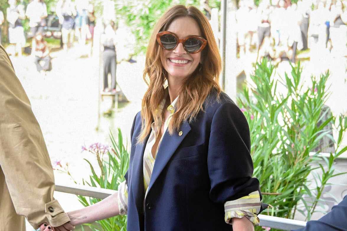 julia roberts wears dario vitale versace suit at venice film festival