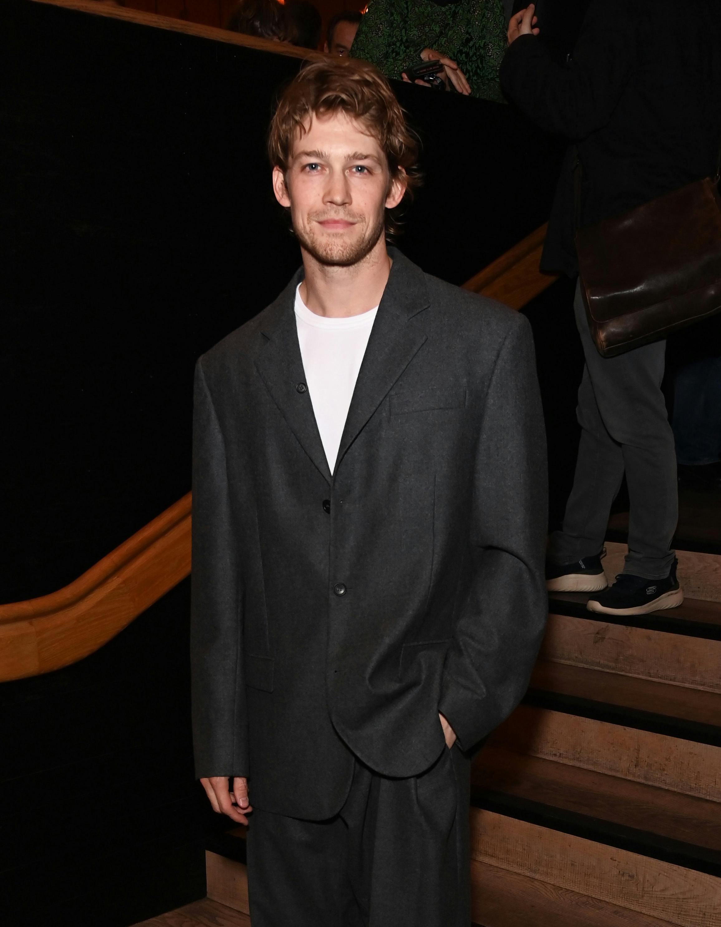 Hollywood Ranch Market Stretch Fraise joe Alwyn