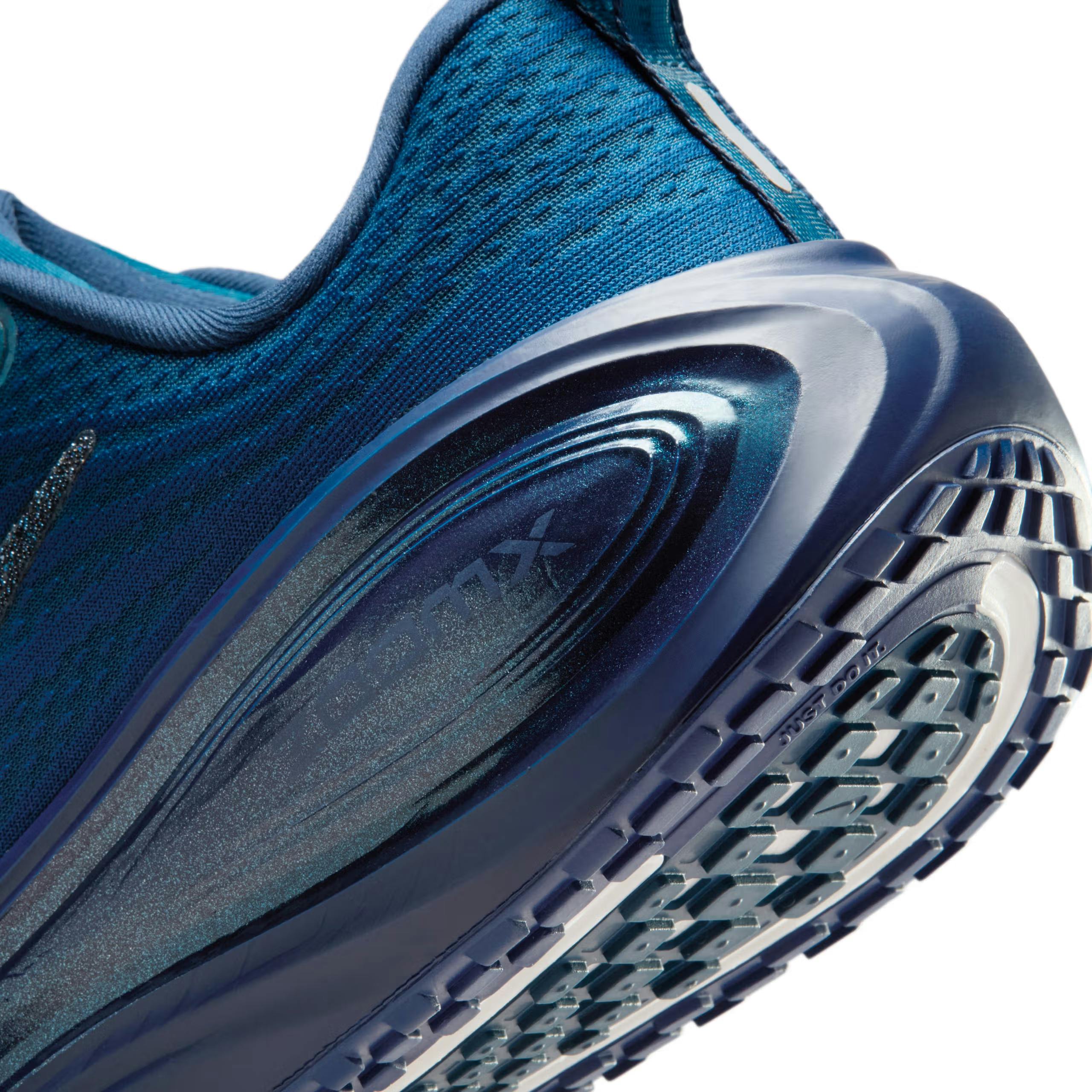 nike-vomero-plus-swarovski-luxury-runner
