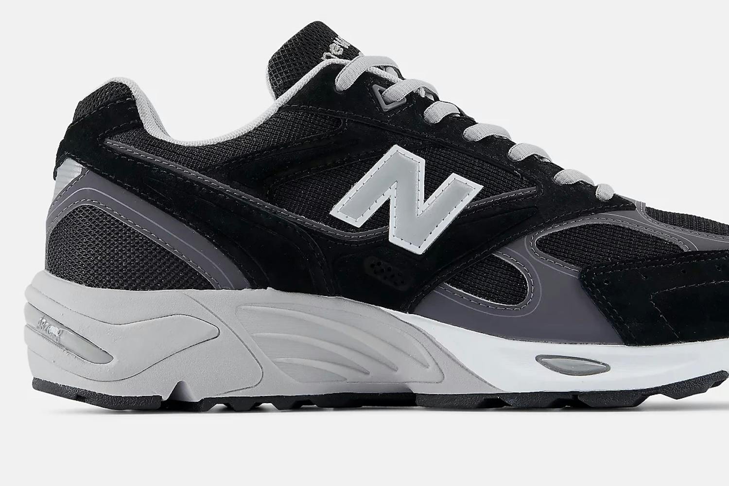 New Balance最新880Rパパシューズがダークな魅力を発揮