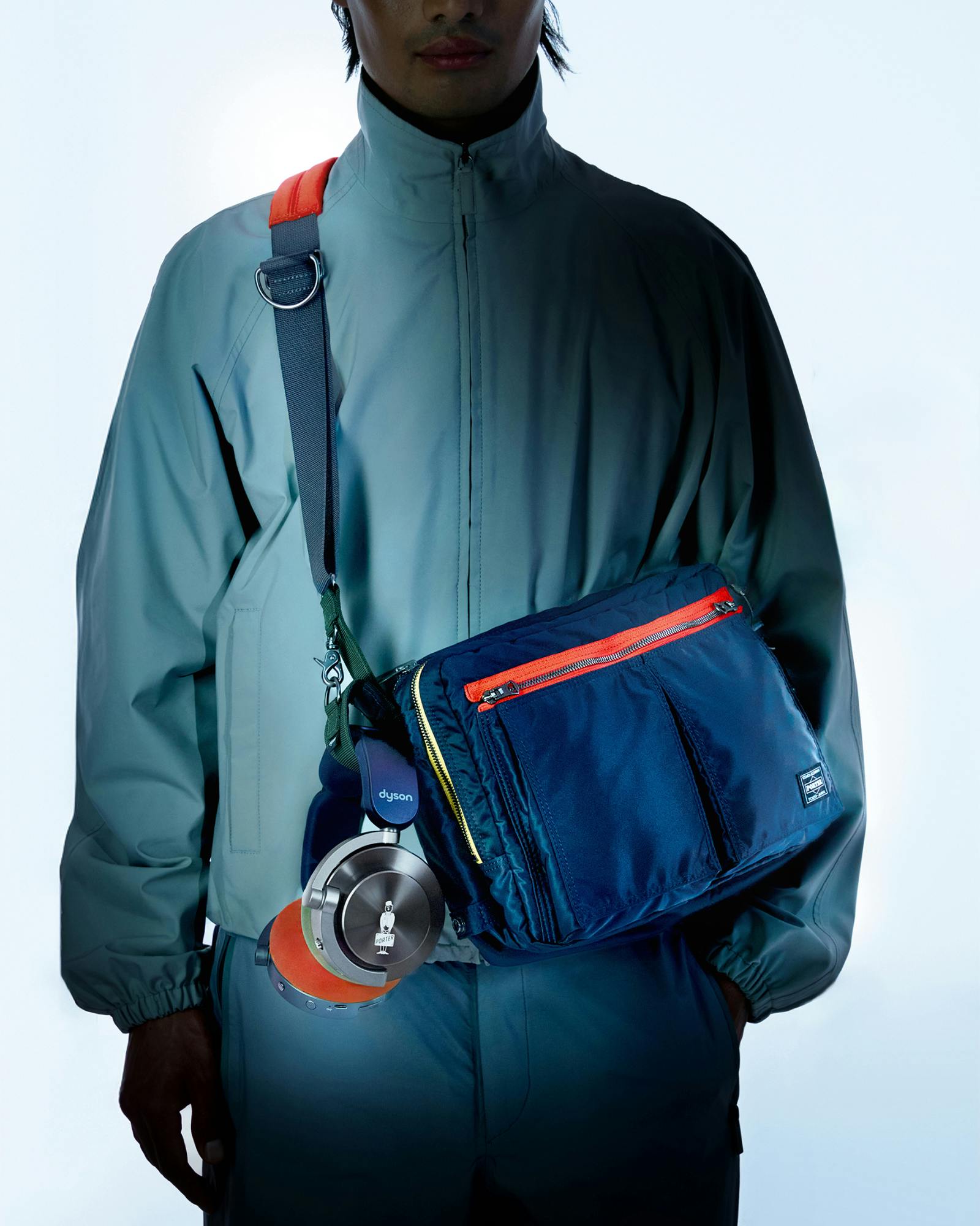 ヘッドホン Dyson PORTER headphones and shoulder bag OnTrac™ | PORTER ​Limited edition headphones and shoulder bag