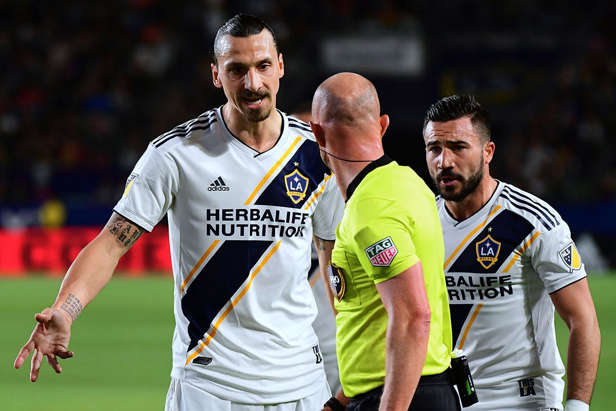 zlatan-ibrahimovic-slap-opponent-red-card-01