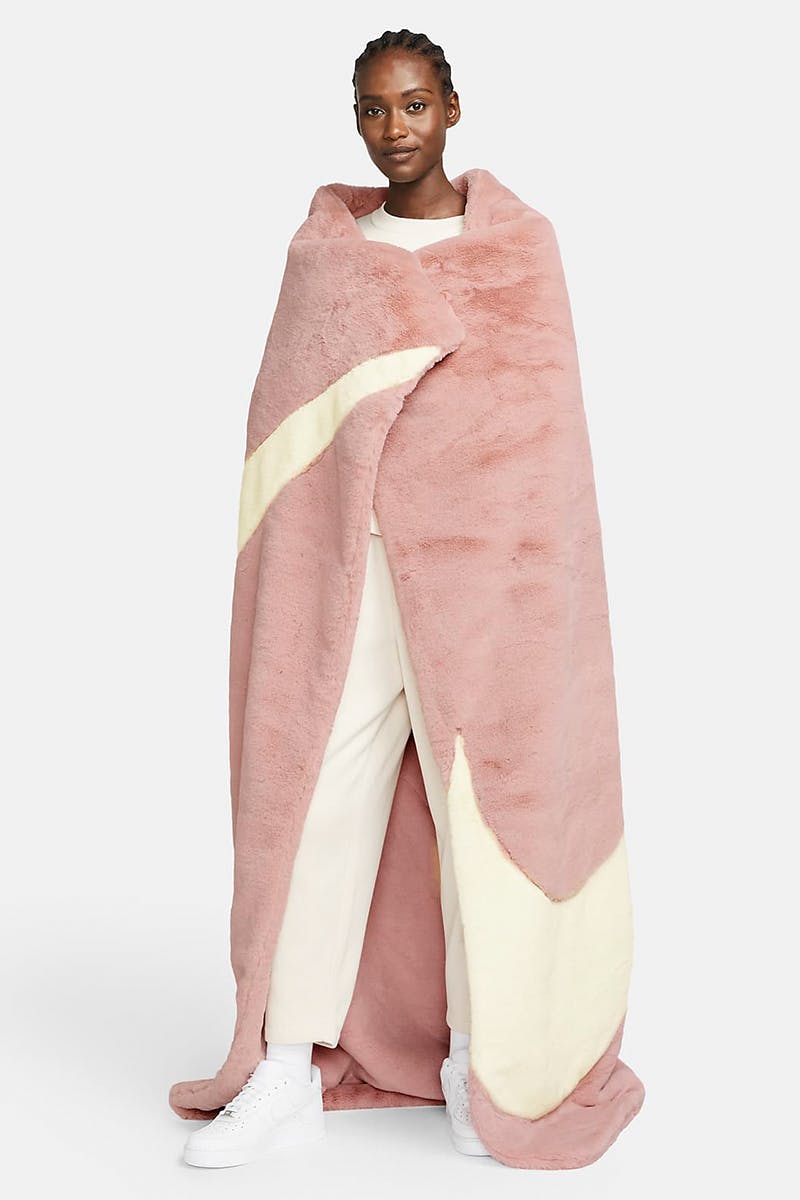 アウトドア 寝袋/寝具 Nike's Faux Fur Swoosh Blankets are Cozy Season Certified