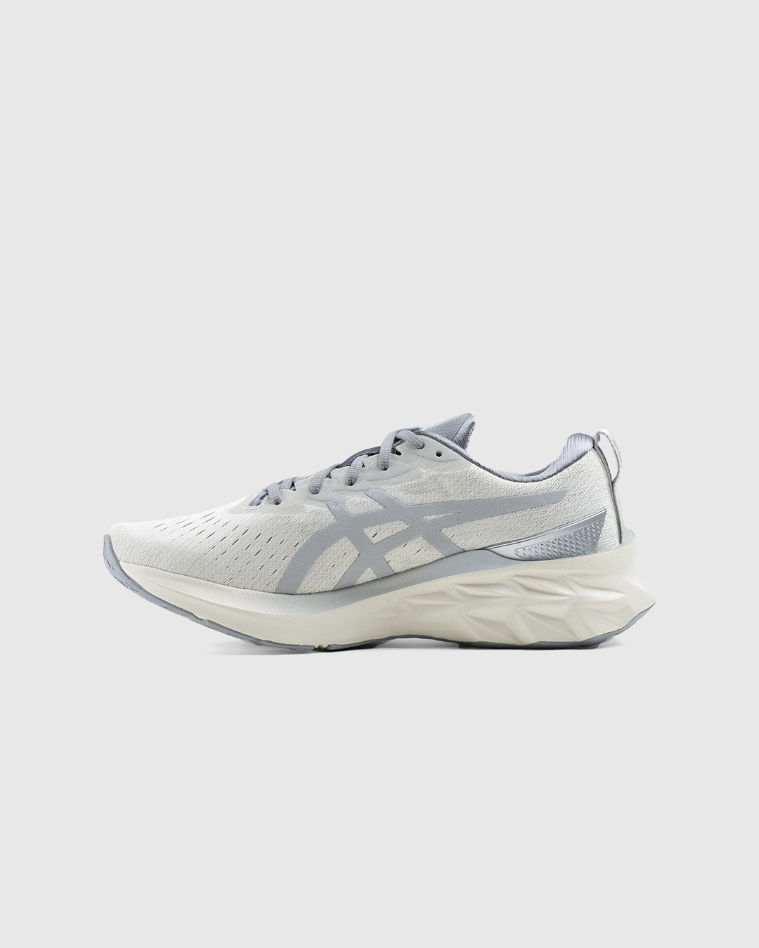 asics – Novablast 2 SPS Smoke Grey Piedmont Grey - Sneakers - Beige - Image 2