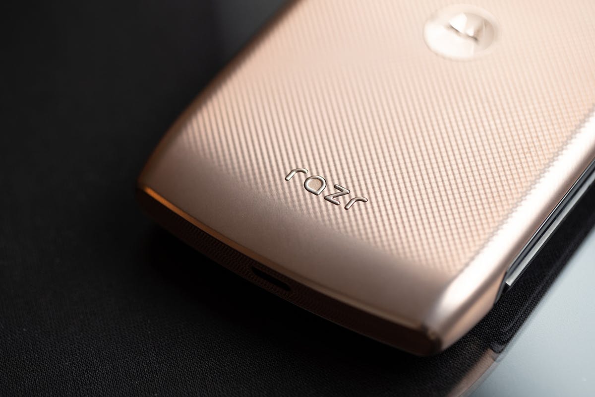 motorola-razr-blush-gold-03