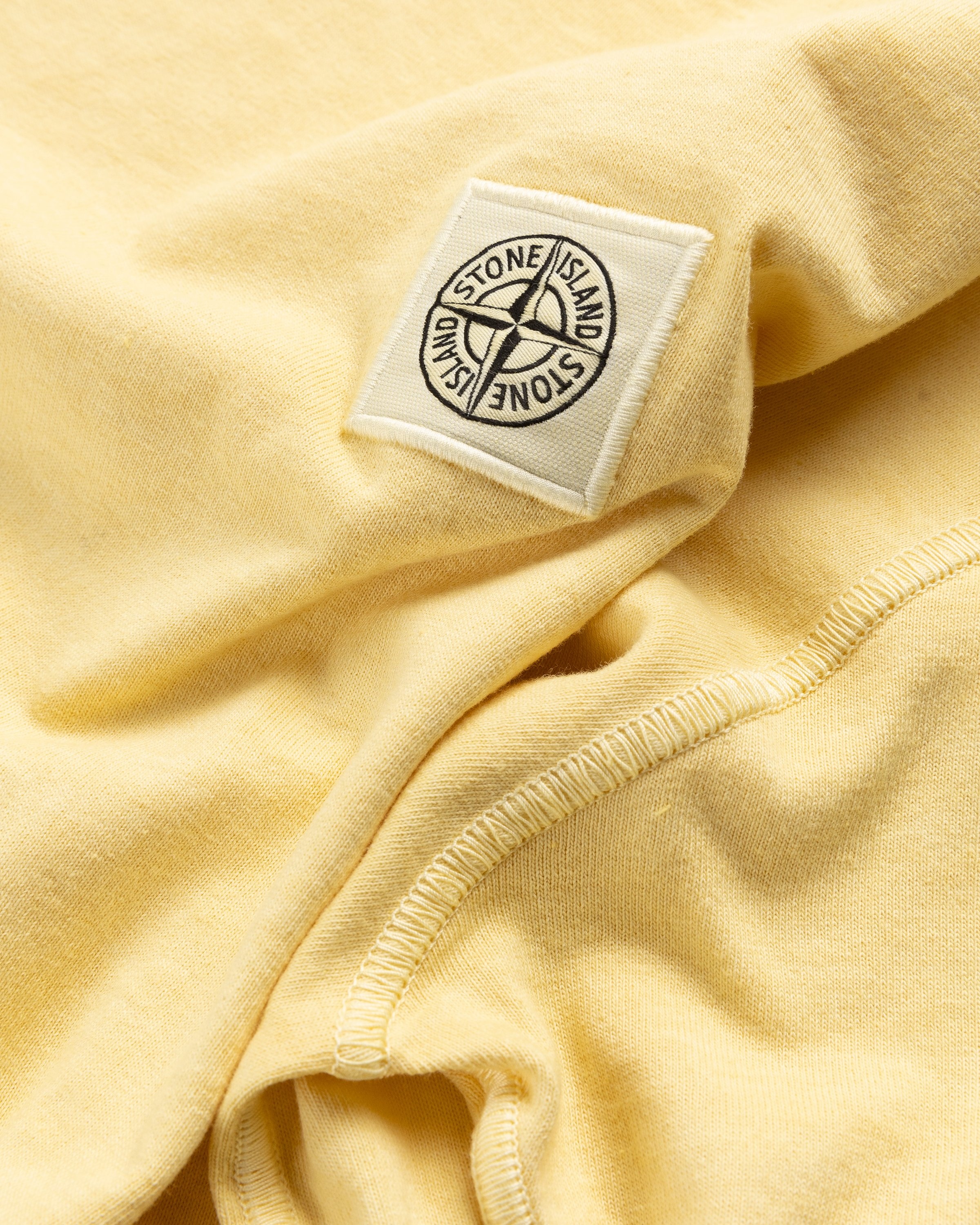 Stone Island – Fissato T-Shirt Butter - T-Shirts - Yellow - Image 4