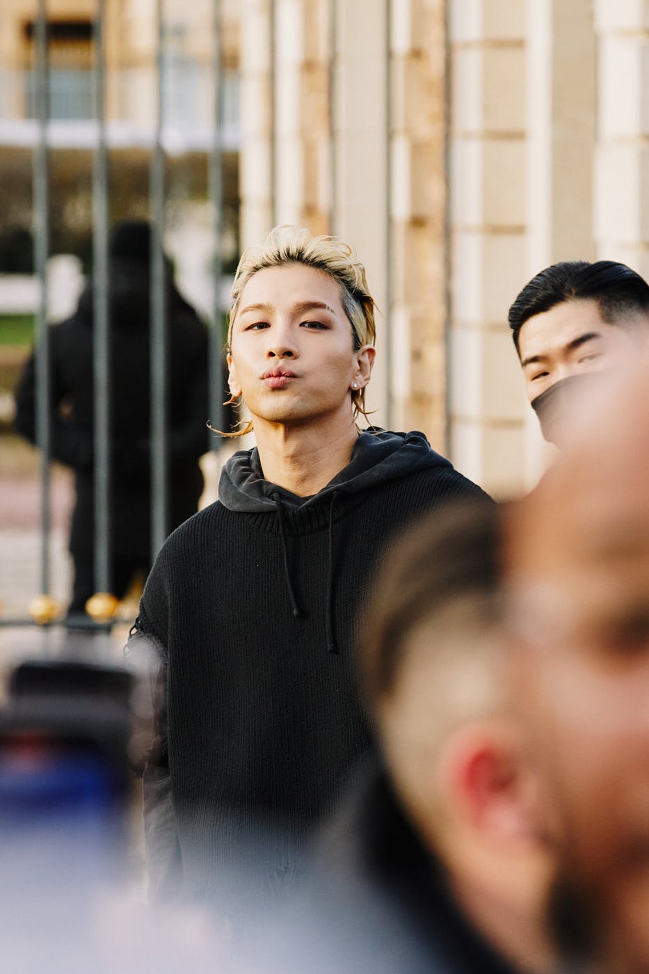 paris-fashion-week-fw23-streetstyle (27)