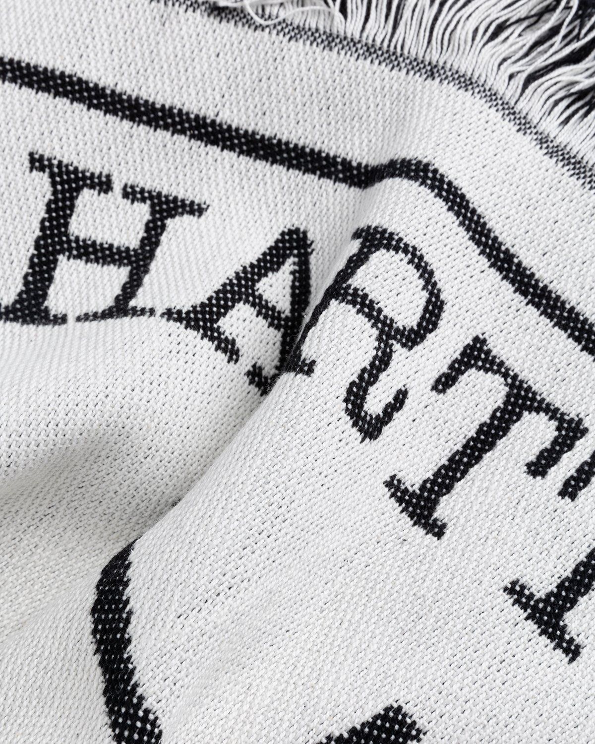 Carhartt WIP – Whisper Woven Blanket Wax Black - Lifestyle - White - Image 6