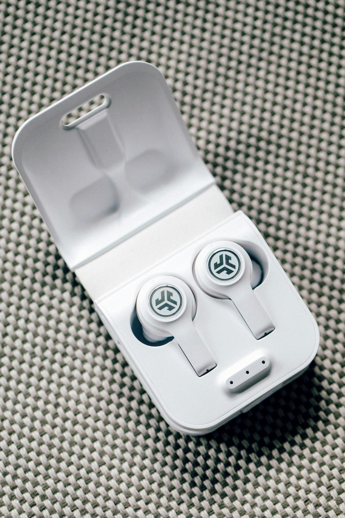 we-put-four-wireless-earbuds-to-the-highsnobiety-staff-test-02