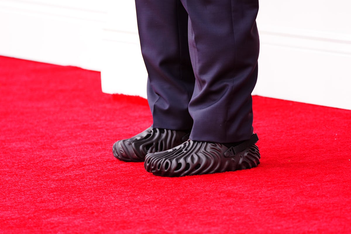 Questlove's 2022 Grammys Crocs Outfit Is Latest Clog Look