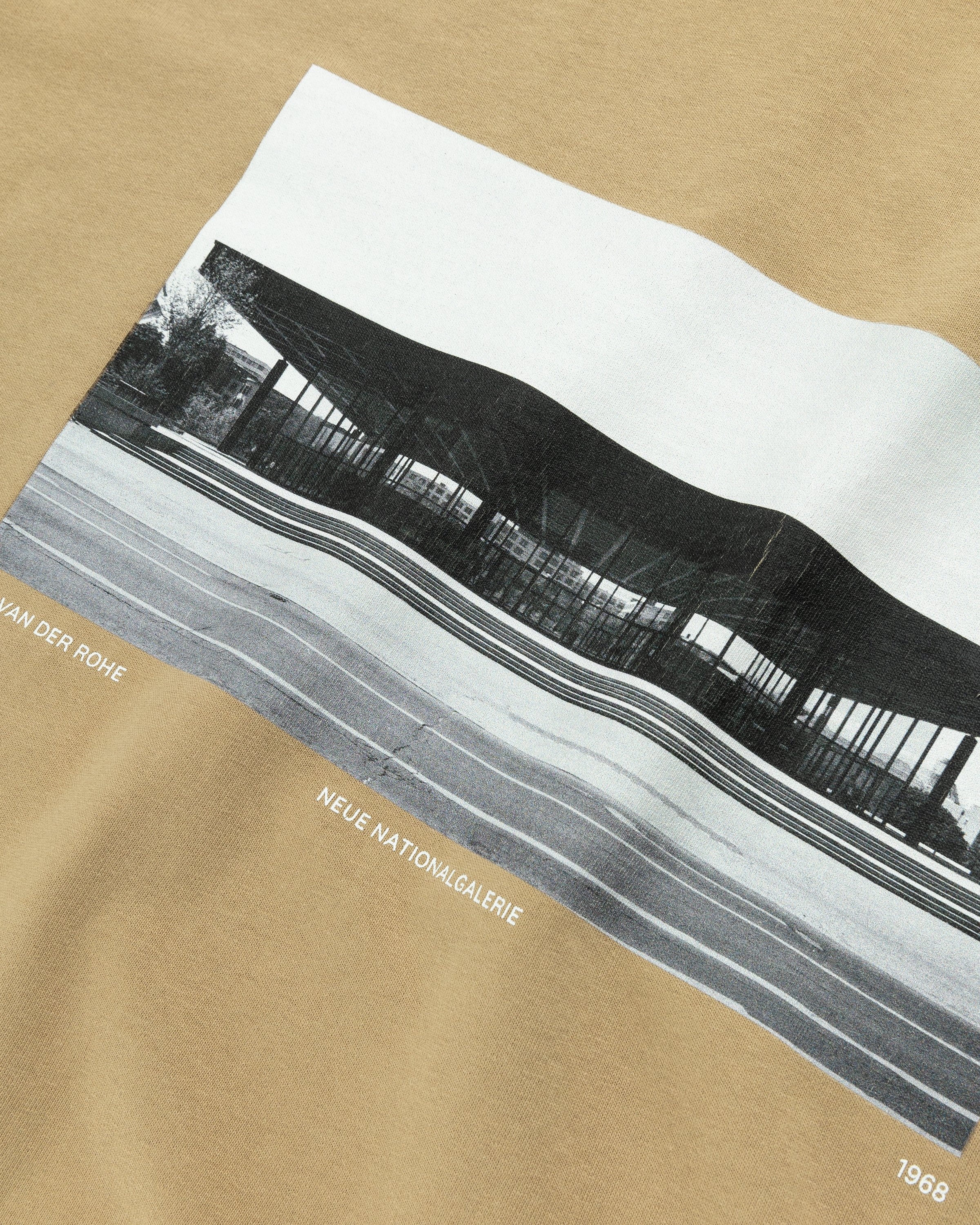 Neue Nationalgalerie x Highsnobiety – BERLIN, BERLIN 3 Mies T-Shirt Military Green - T-shirts - Brown - Image 6