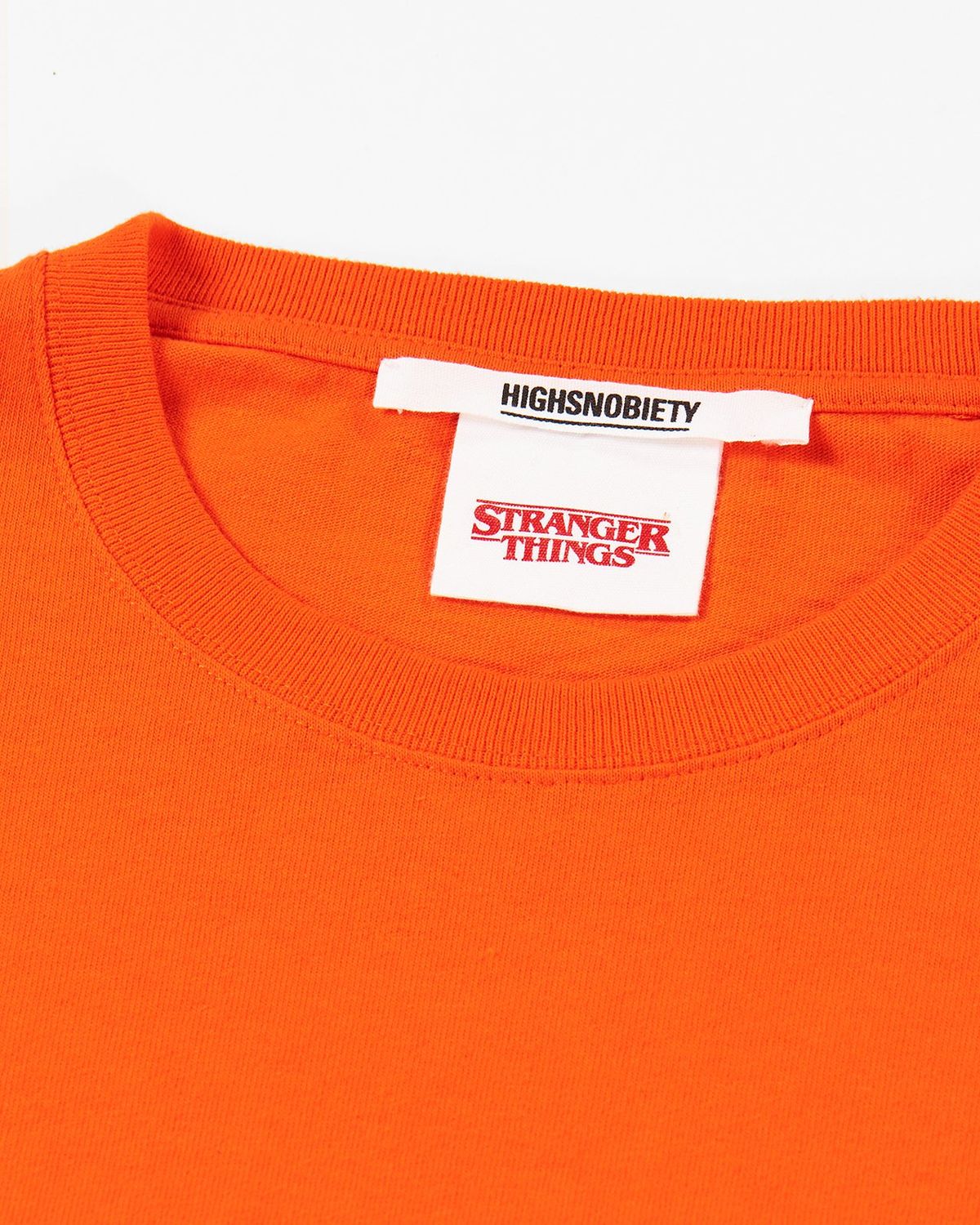 Highsnobiety – Stranger Things Hawkins Lonsleeve Orange - T-shirts - Red - Image 3