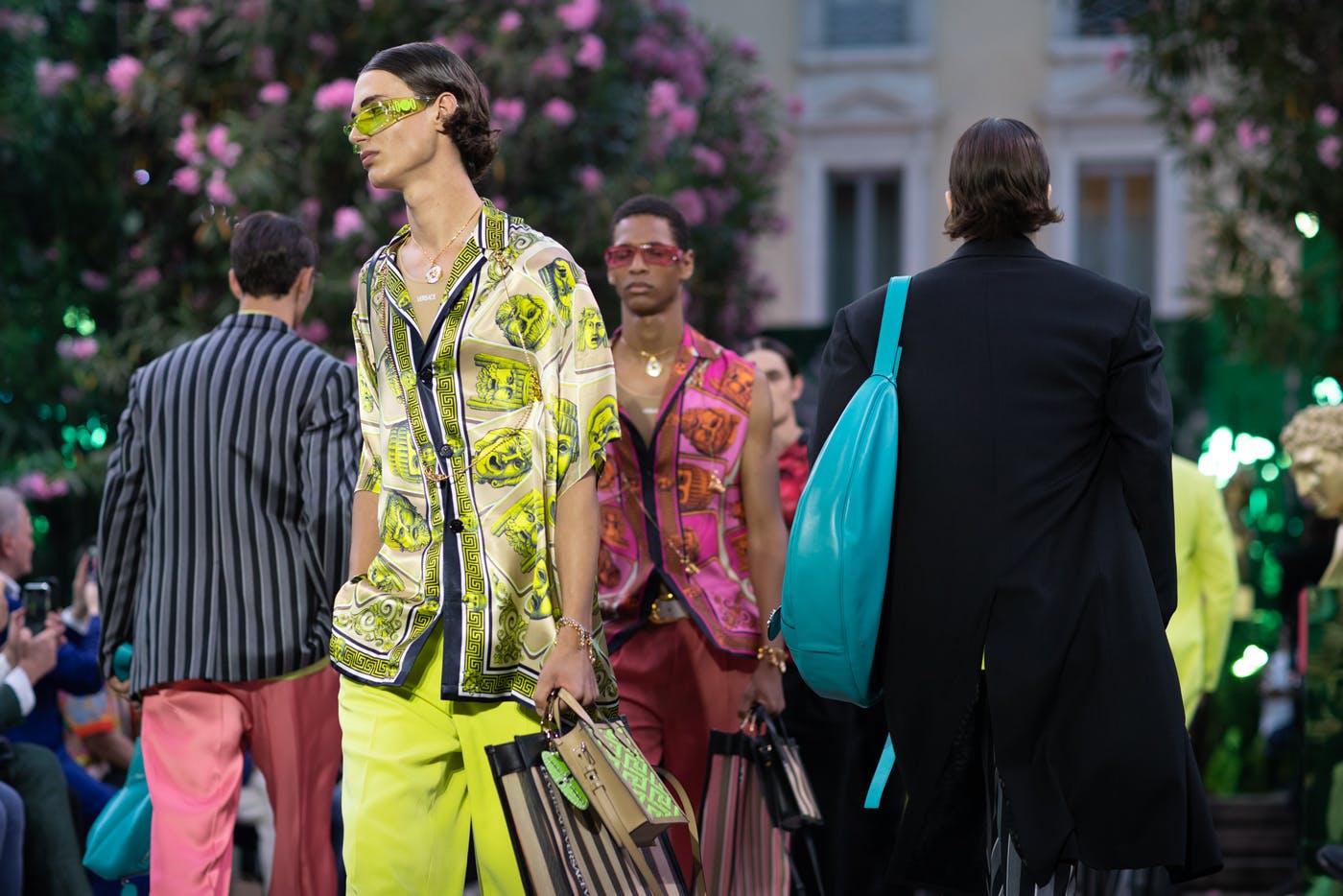 versace-ss23-collection-runway-vase-accessories (42)