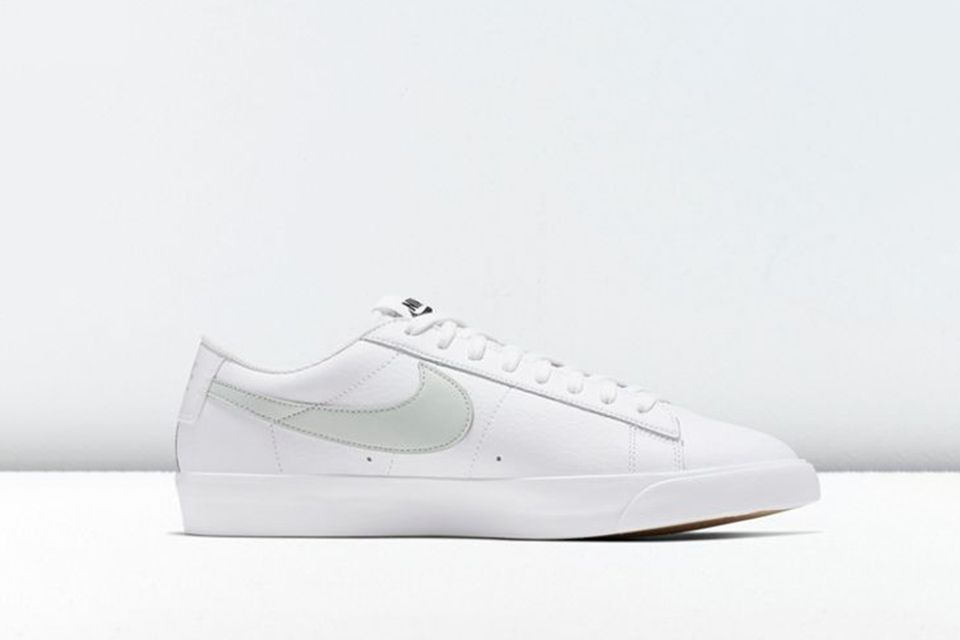 popular white nike shoes