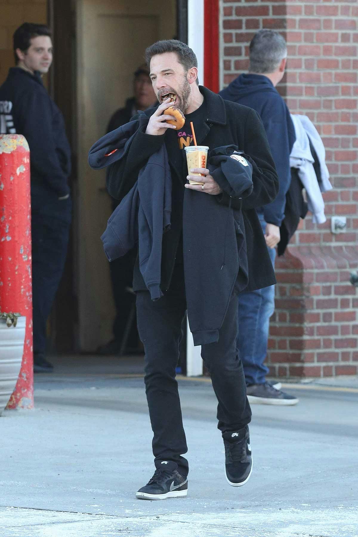 ben-affleck-dunkin-donuts (1)