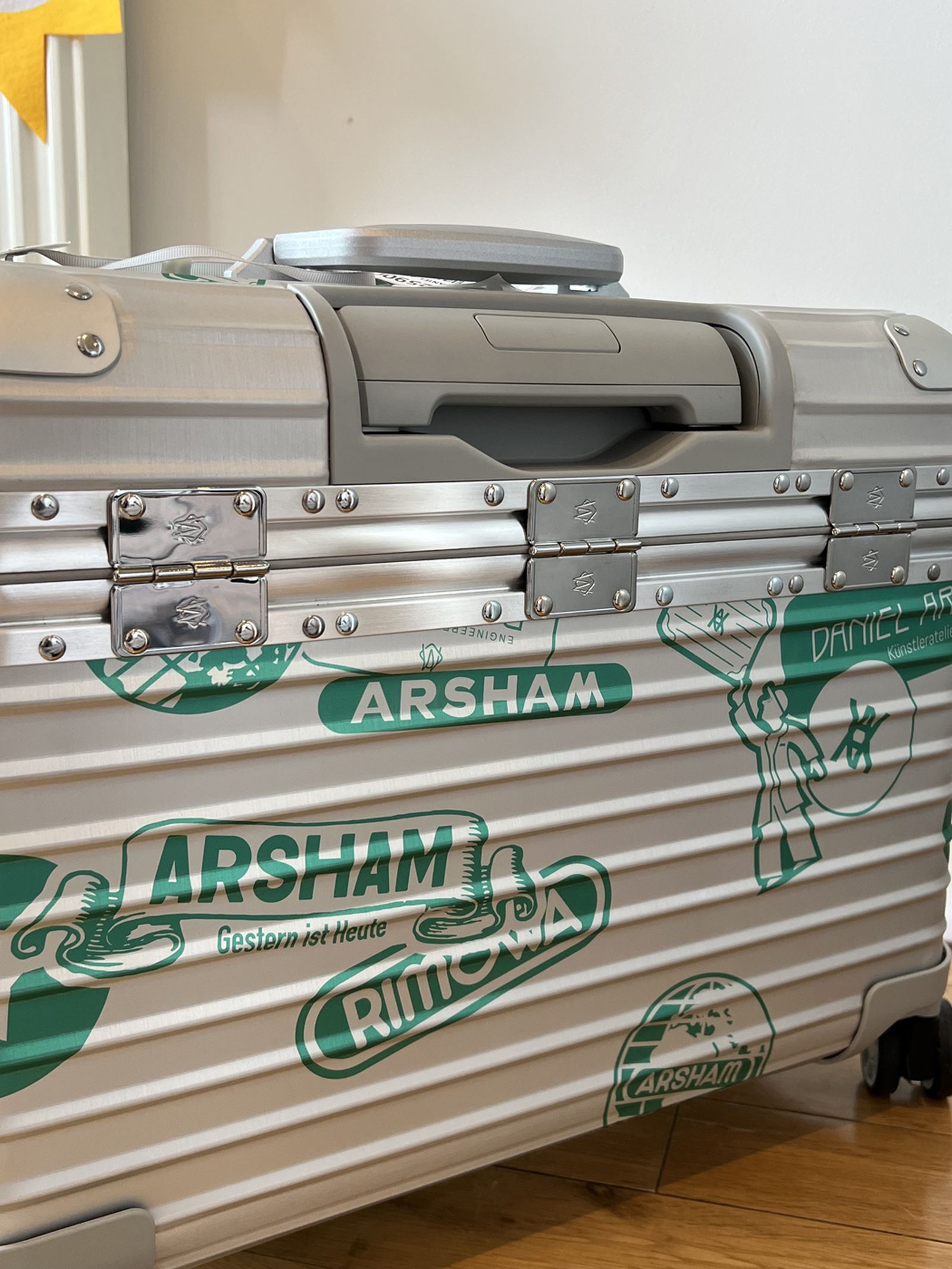 daniel-arsham-rimowa-turntable-luggage-case (5)