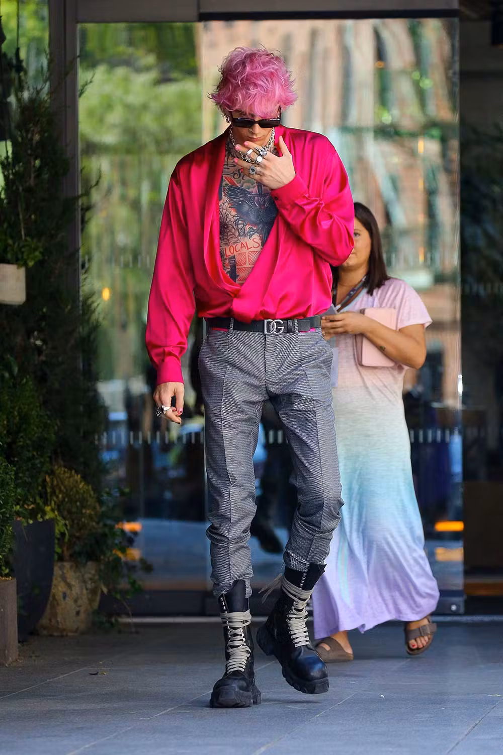 machine-gun-kelly-mgk-pink-outfit-champagne (4)