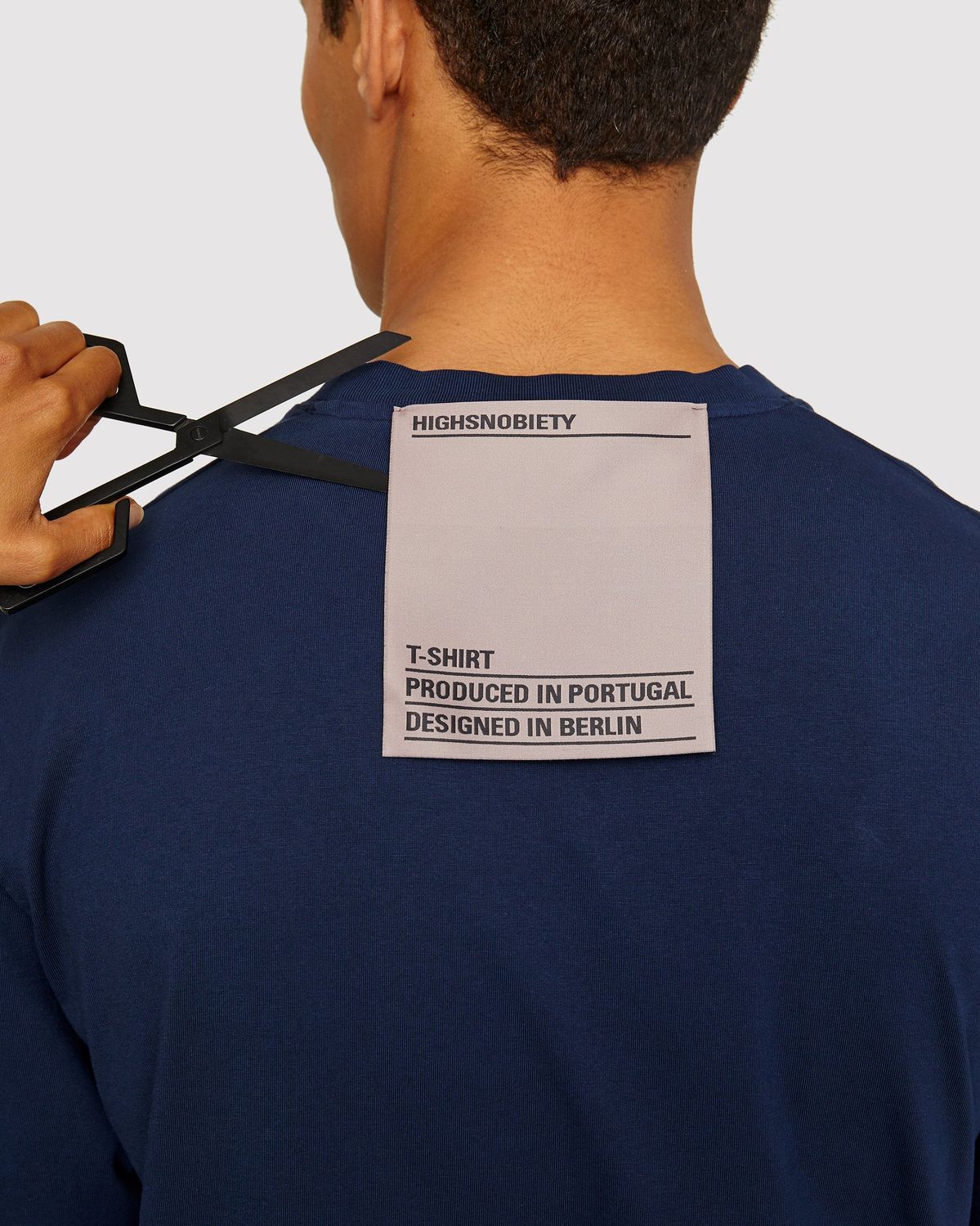 Highsnobiety – Staples T-Shirt Navy - T-shirts - Blue - Image 4