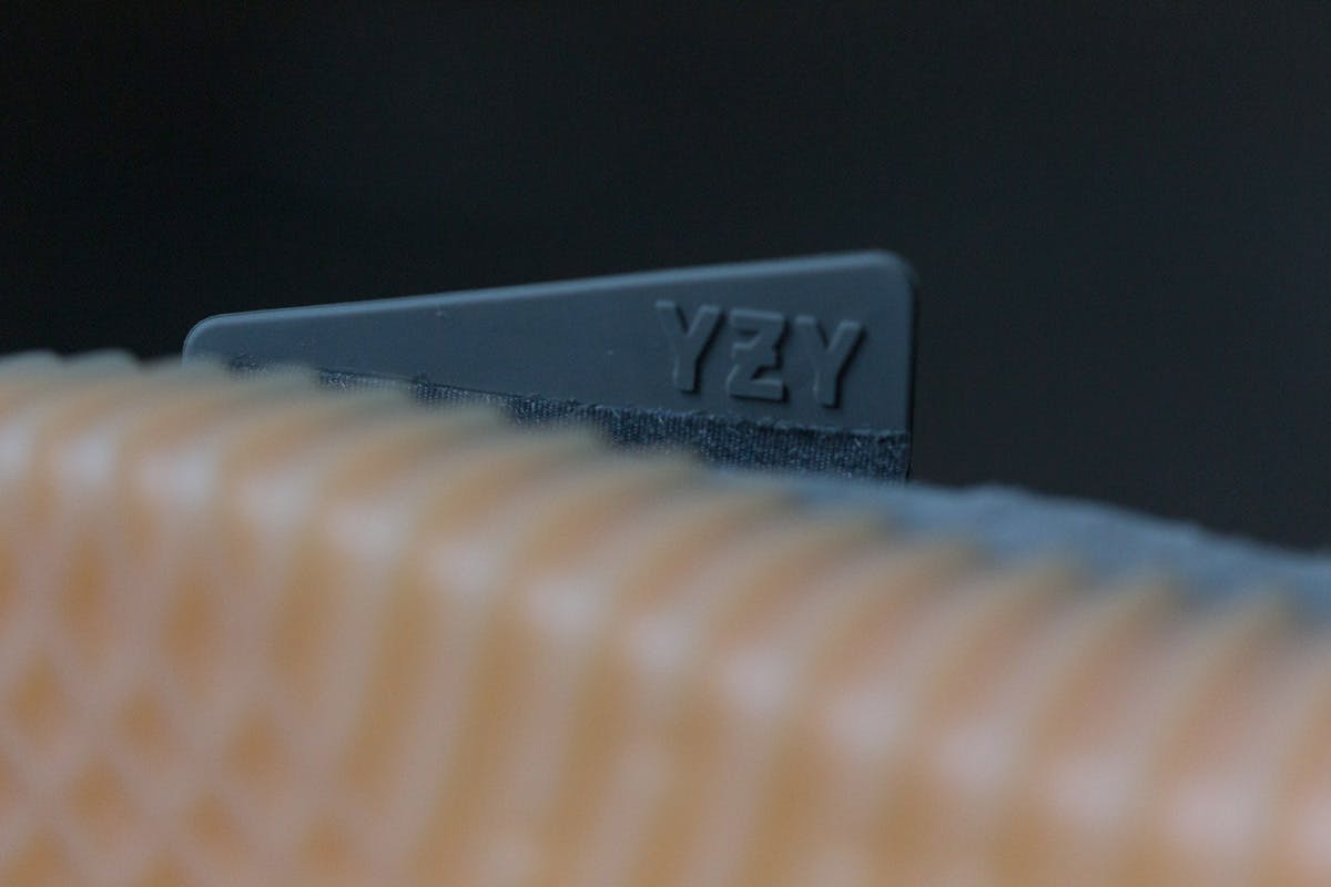 yeezy-boost-750-gum-grey-details-011