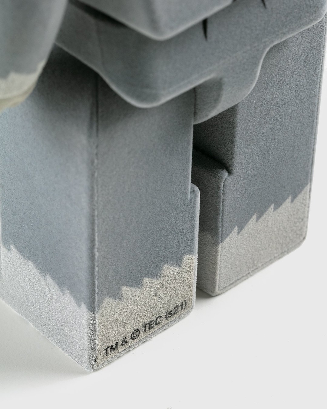 Medicom – Be@rbrick Tom Flocky 100% and 400% Set Grey - Toys - Grey - Image 6