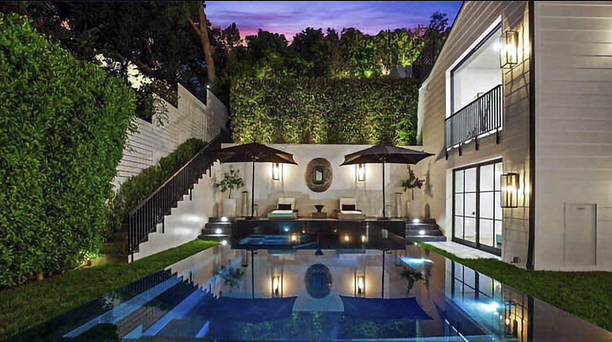 Rihanna Buys $ 13.8 Million Dollar Beverly Hills Mansion