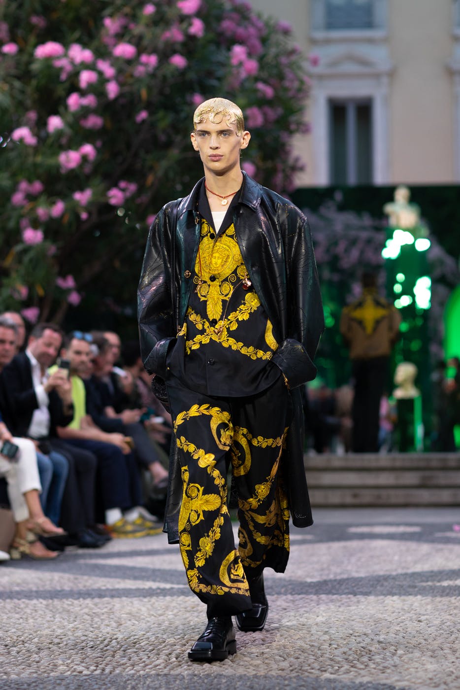glans Contractie Springen Versace SS23 Men's Collection Runway Show With Vase Accessories
