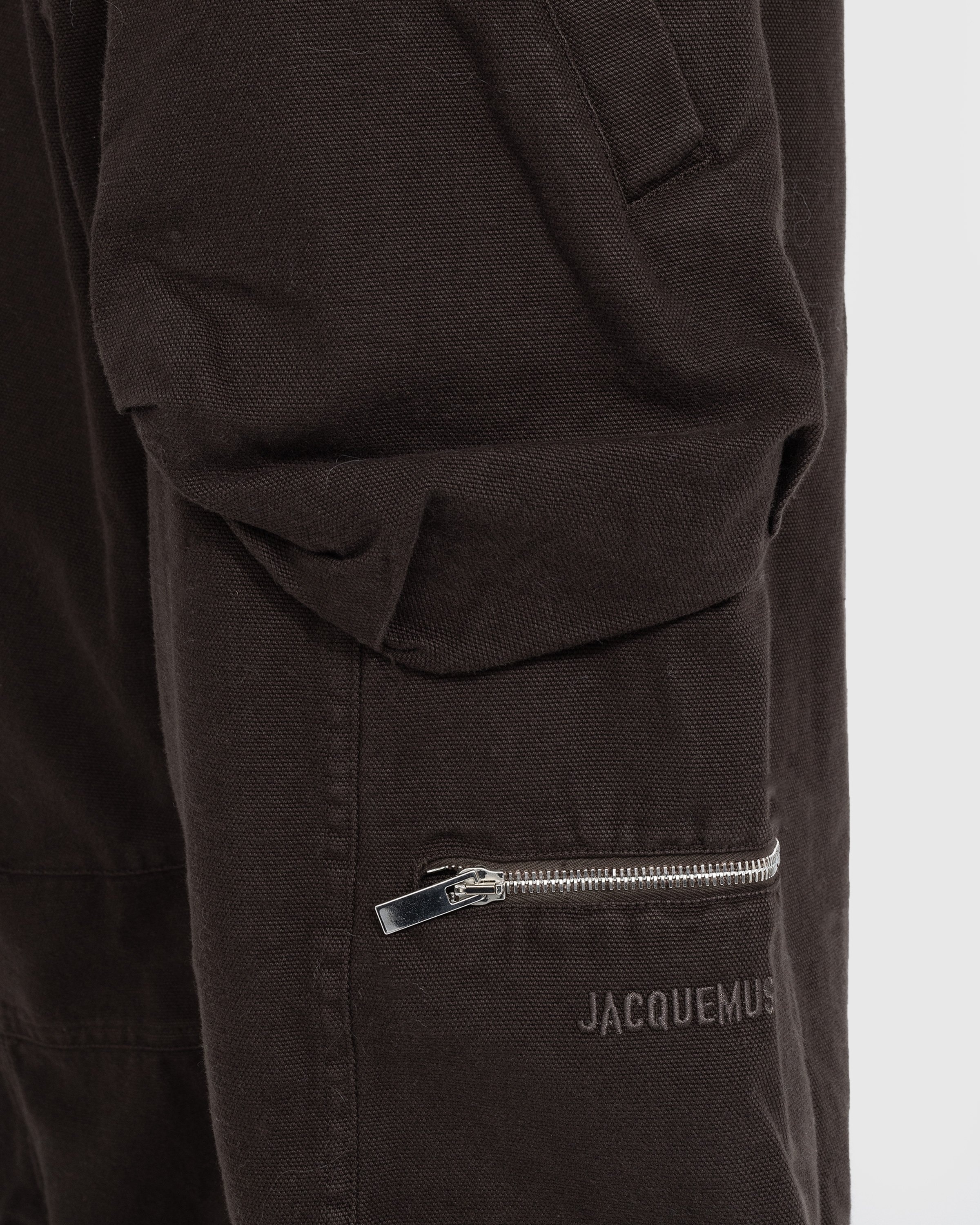 JACQUEMUS – Le Cargo Croissant Dark Brown - Pants - Brown - Image 4