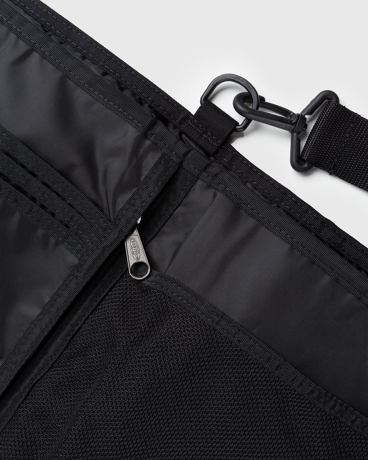 MM6 Maison Margiela x Eastpak – Borsa Tracolla Shoulder Bag Black - Bags - Black - Image 5