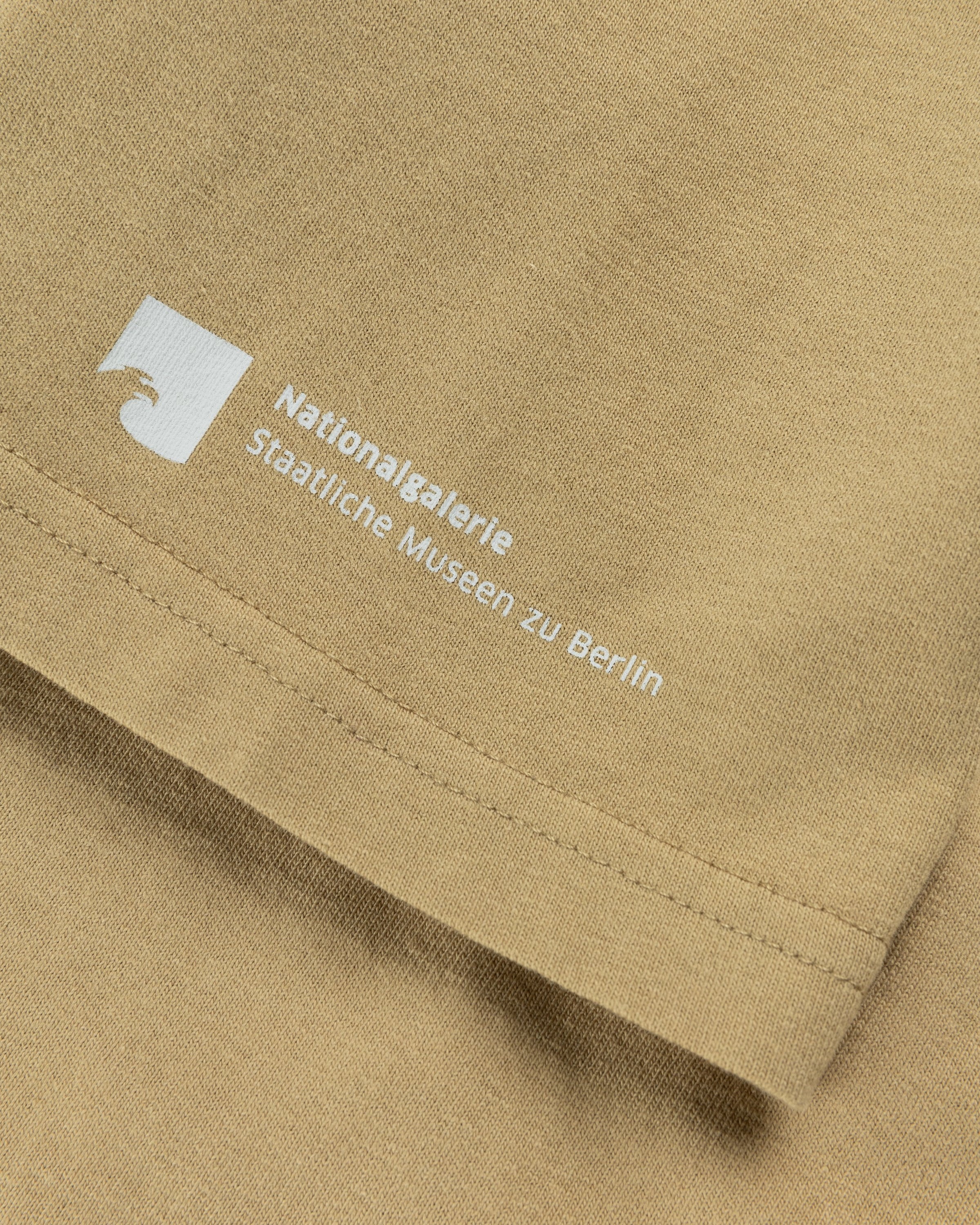 Neue Nationalgalerie x Highsnobiety – BERLIN, BERLIN 3 Mies T-Shirt Military Green - T-shirts - Brown - Image 5