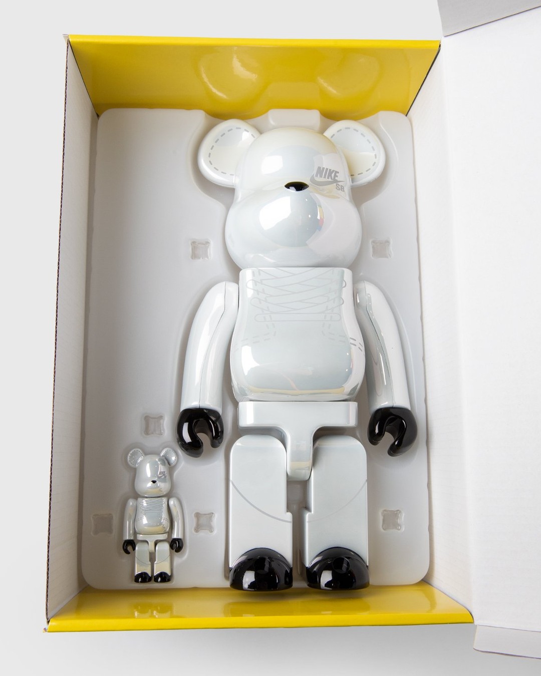 Medicom – Be@rbrick Nike SB 2020 400% and 100% Set White - Toys - White - Image 6